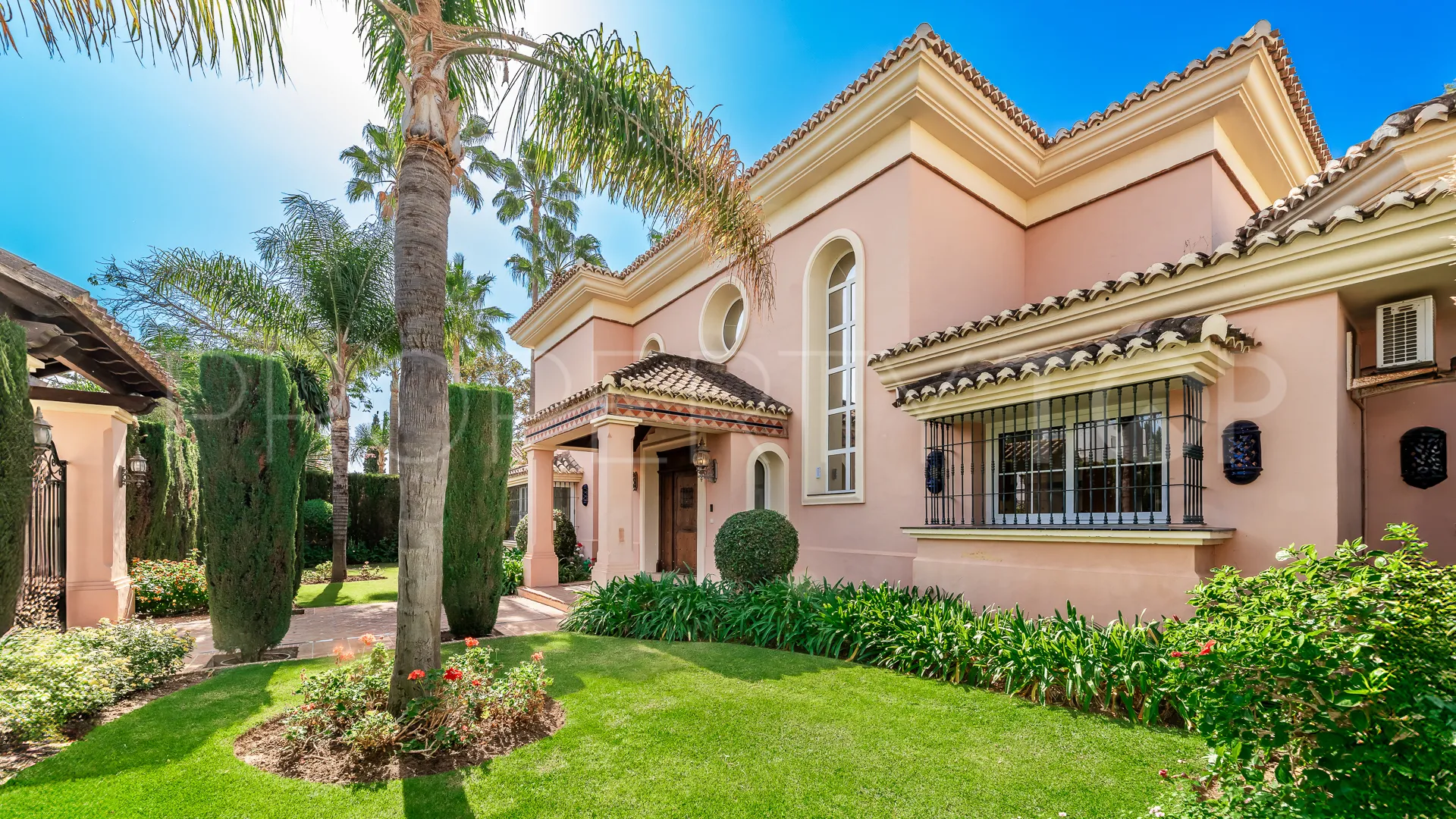 Villa en venta en Nueva Andalucia de 6 dormitorios