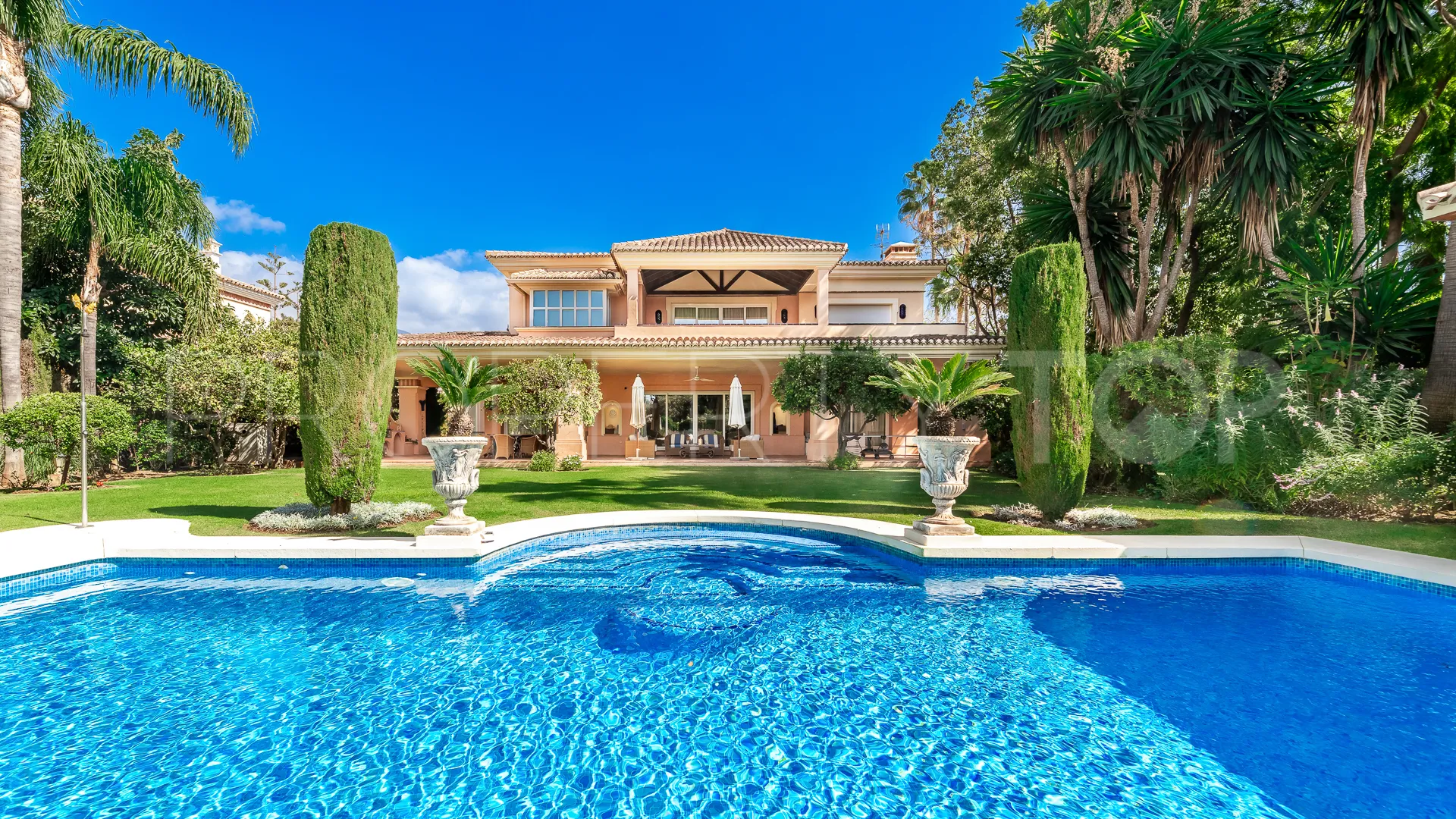 Villa en venta en Nueva Andalucia de 6 dormitorios