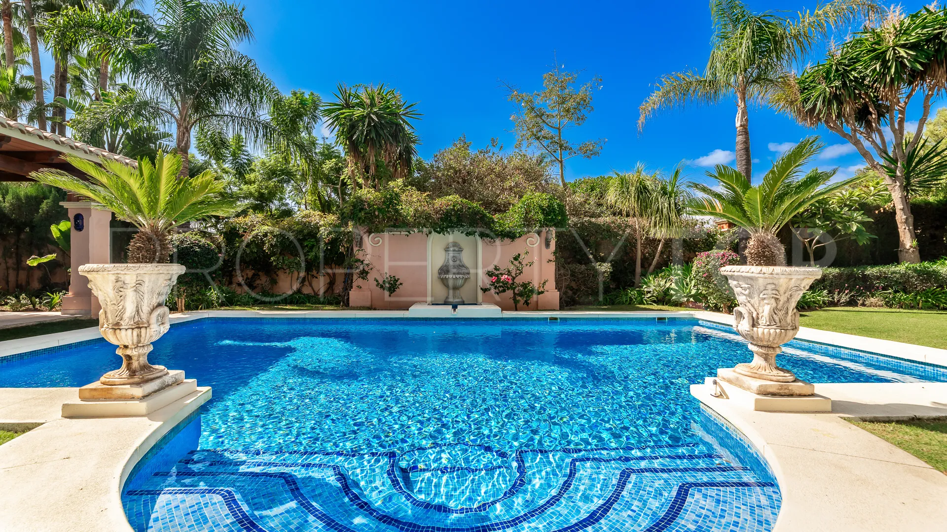 Villa en venta en Nueva Andalucia de 6 dormitorios