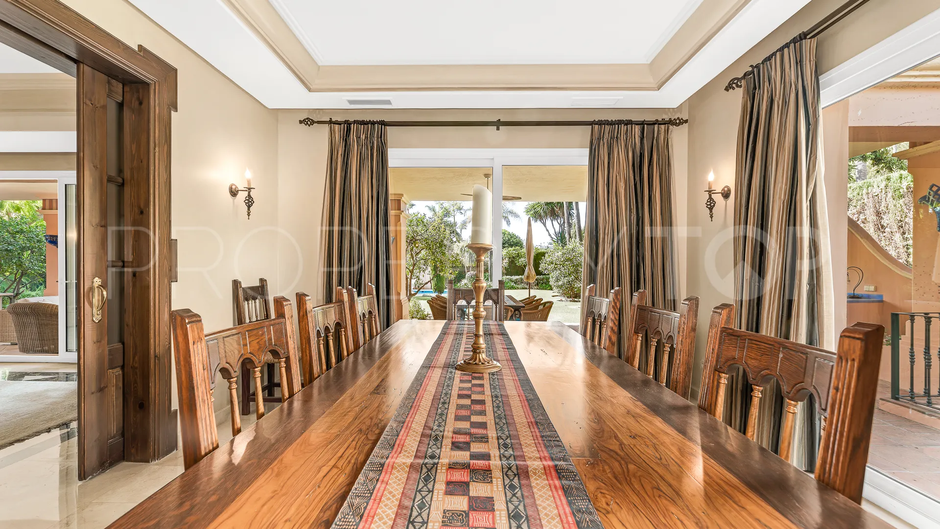 Villa en venta en Nueva Andalucia de 6 dormitorios