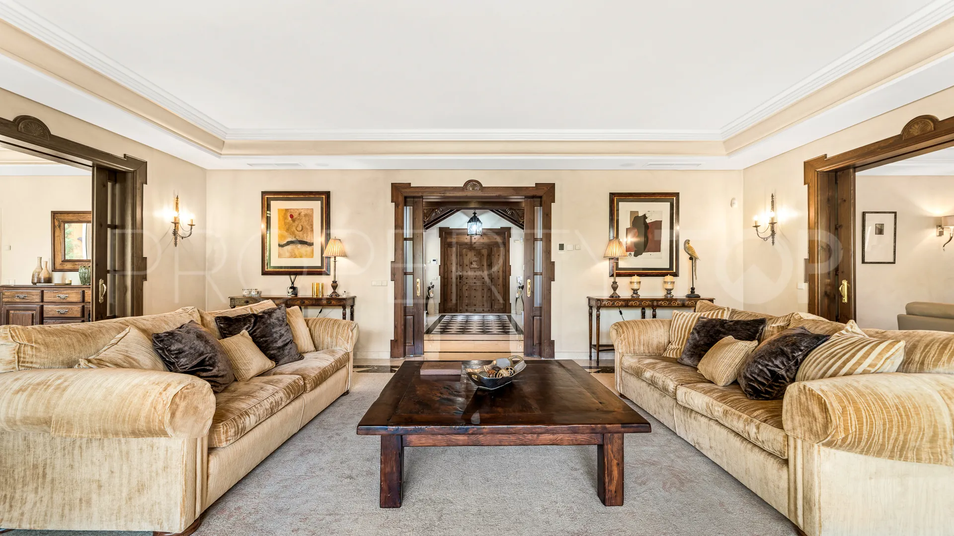 Villa en venta en Nueva Andalucia de 6 dormitorios