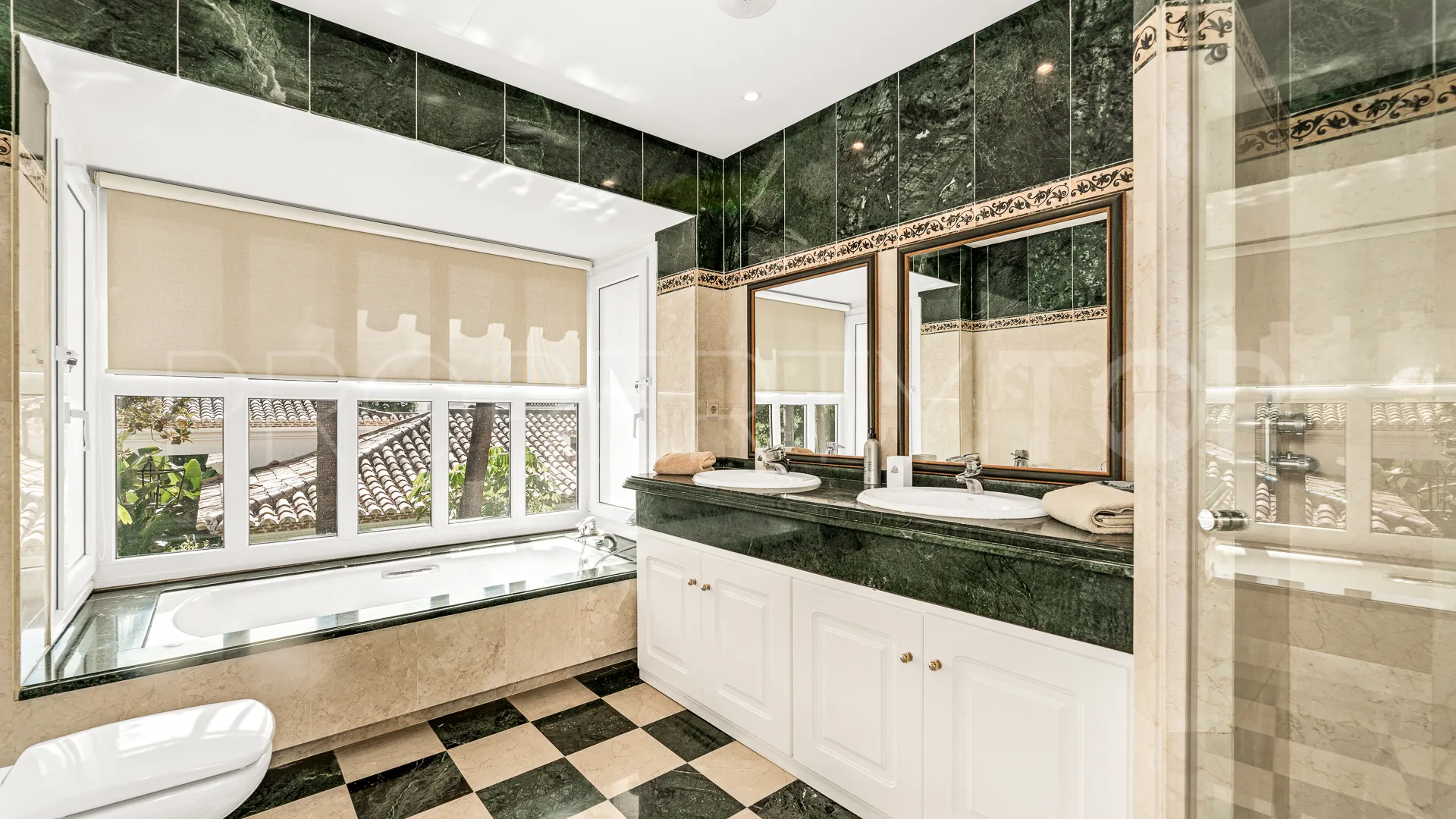 Villa en venta en Nueva Andalucia de 6 dormitorios