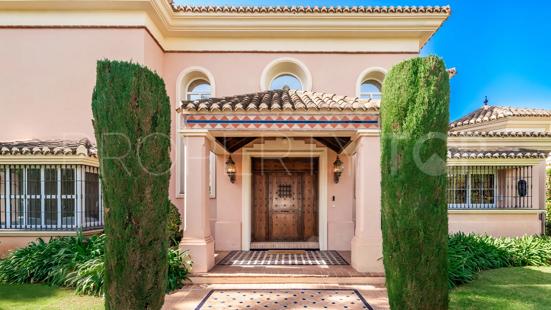 Villa en venta en Nueva Andalucia de 6 dormitorios