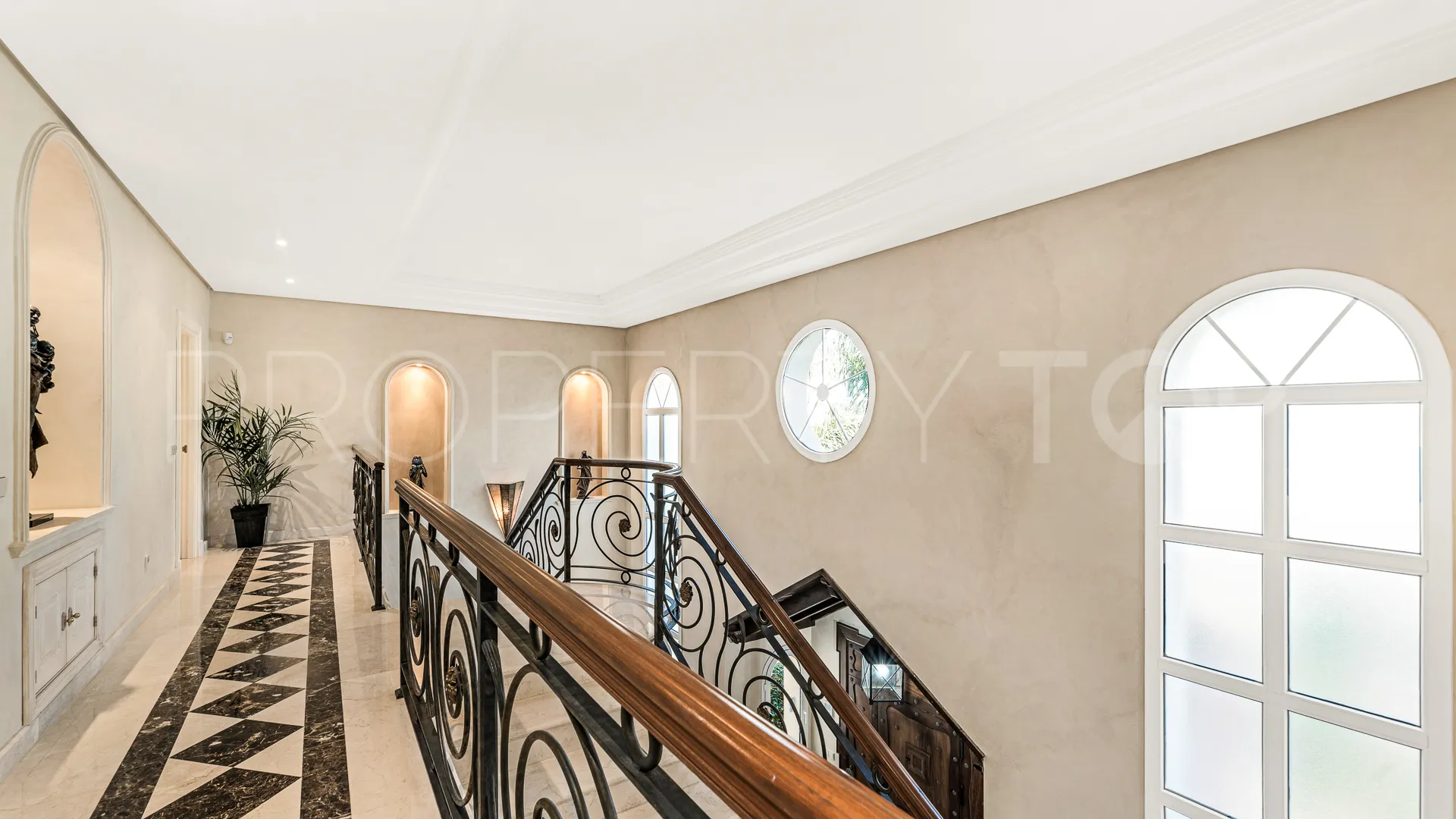 Villa en venta en Nueva Andalucia de 6 dormitorios