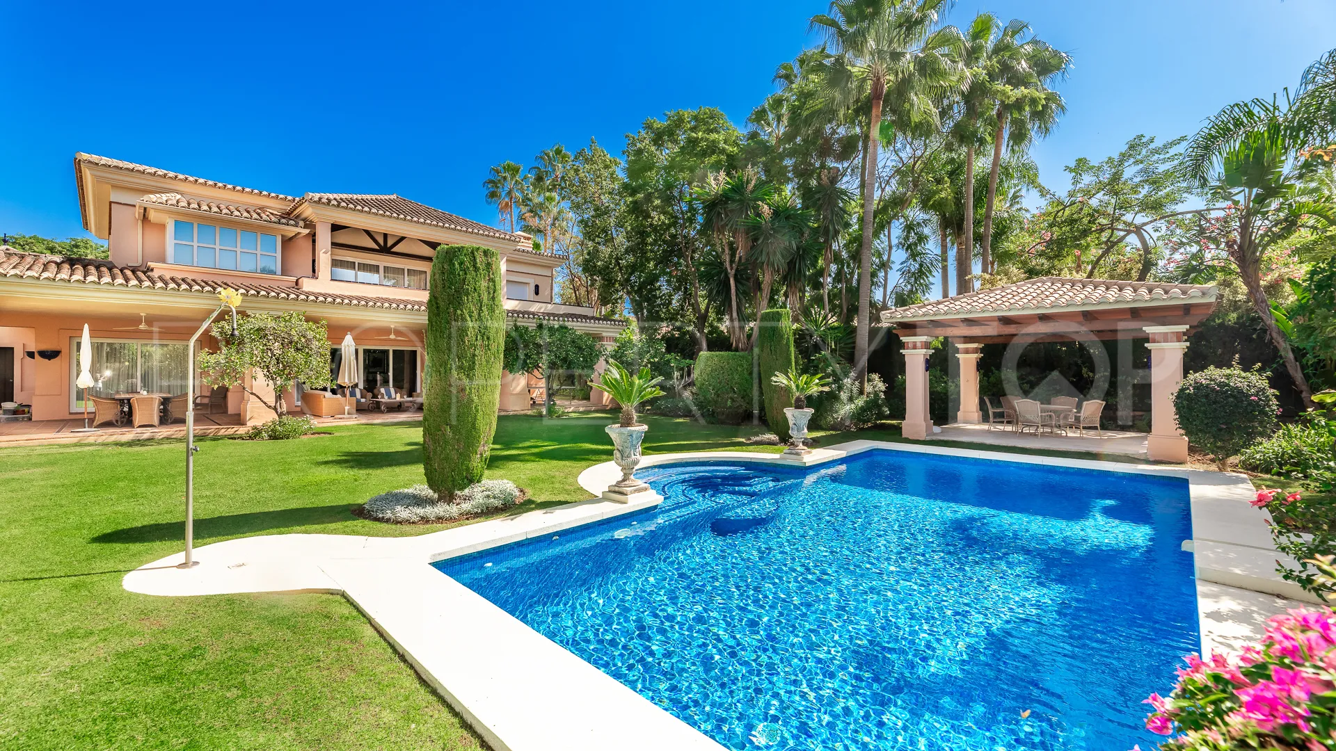 Villa en venta en Nueva Andalucia de 6 dormitorios