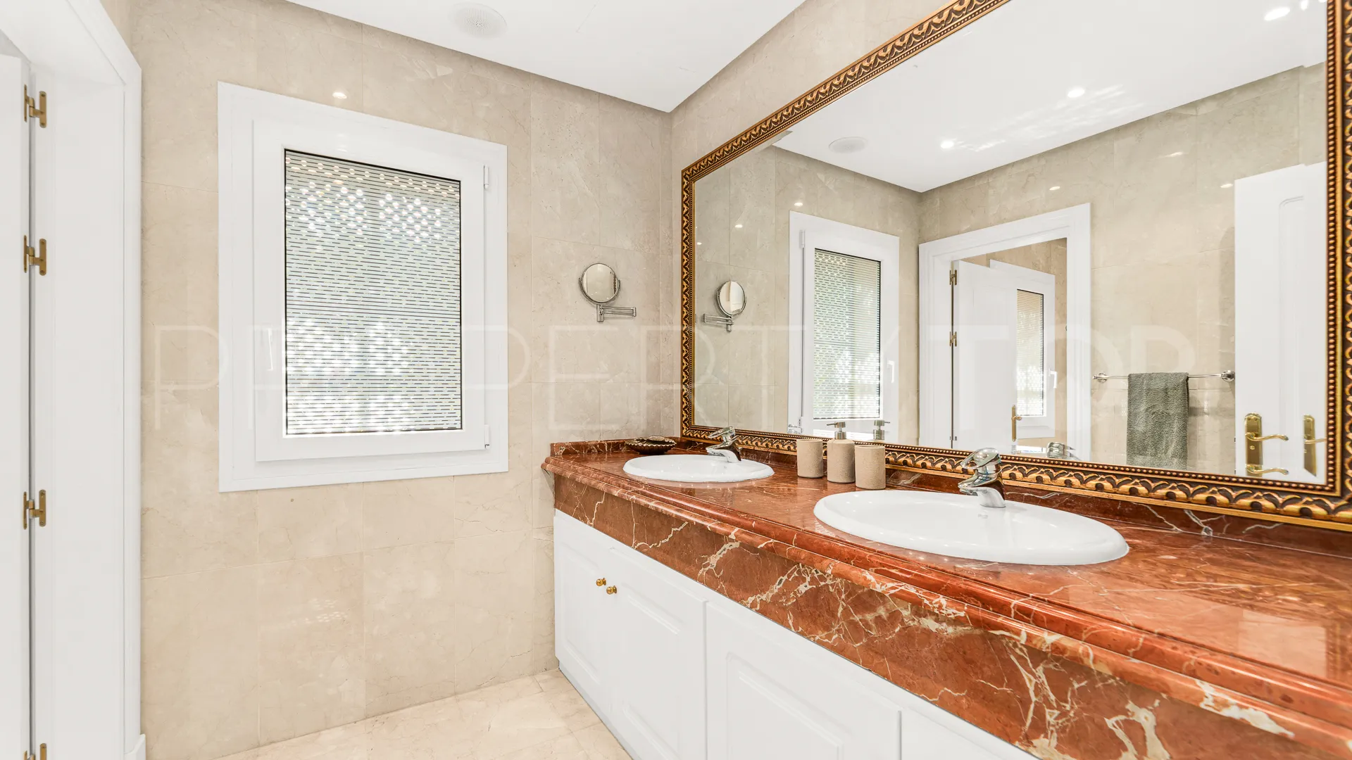 Villa en venta en Nueva Andalucia de 6 dormitorios