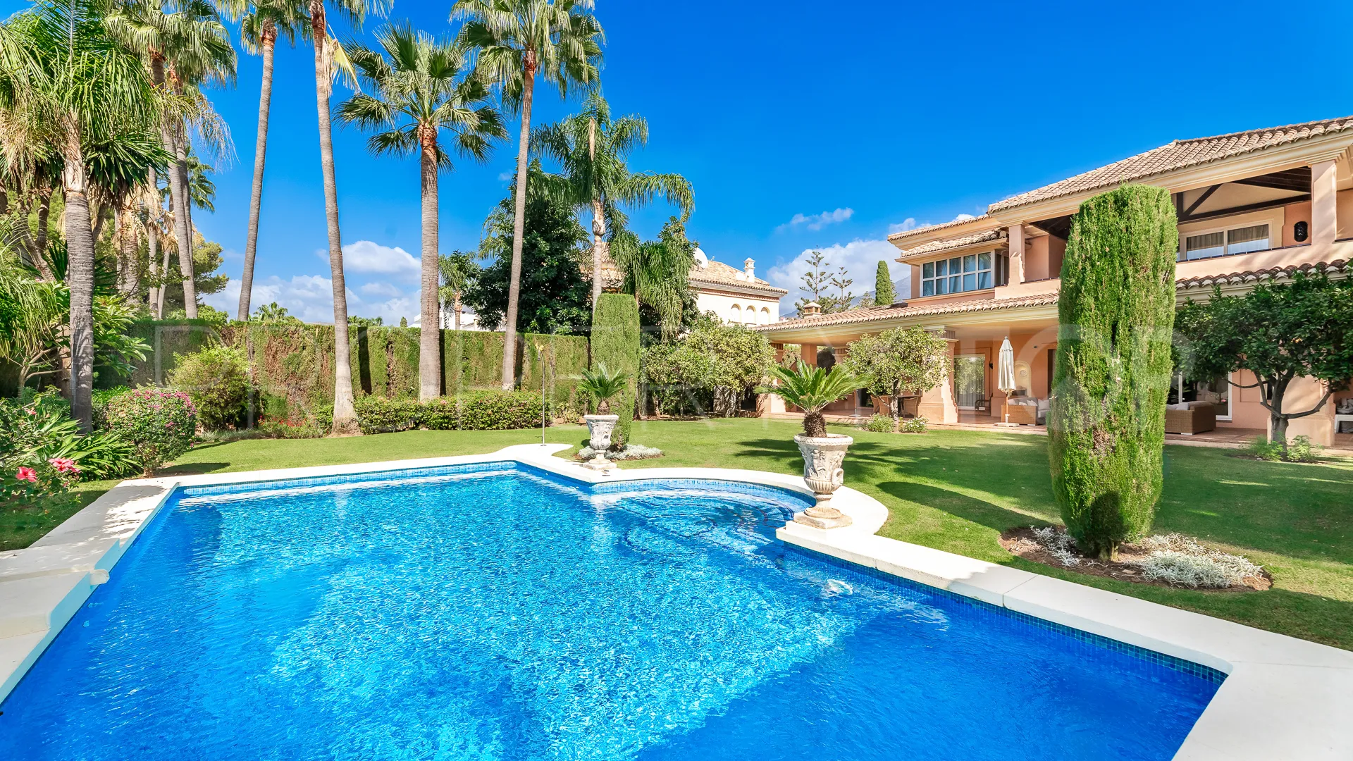 Villa en venta en Nueva Andalucia de 6 dormitorios