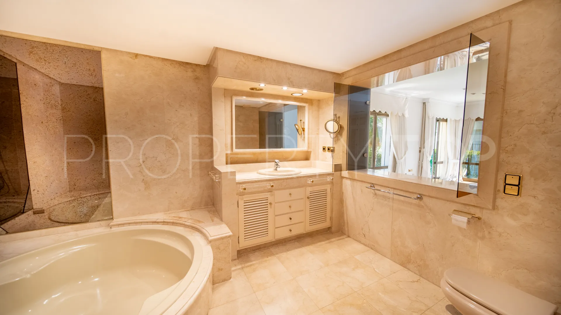 Villa en venta de 6 dormitorios en Los Monteros Playa