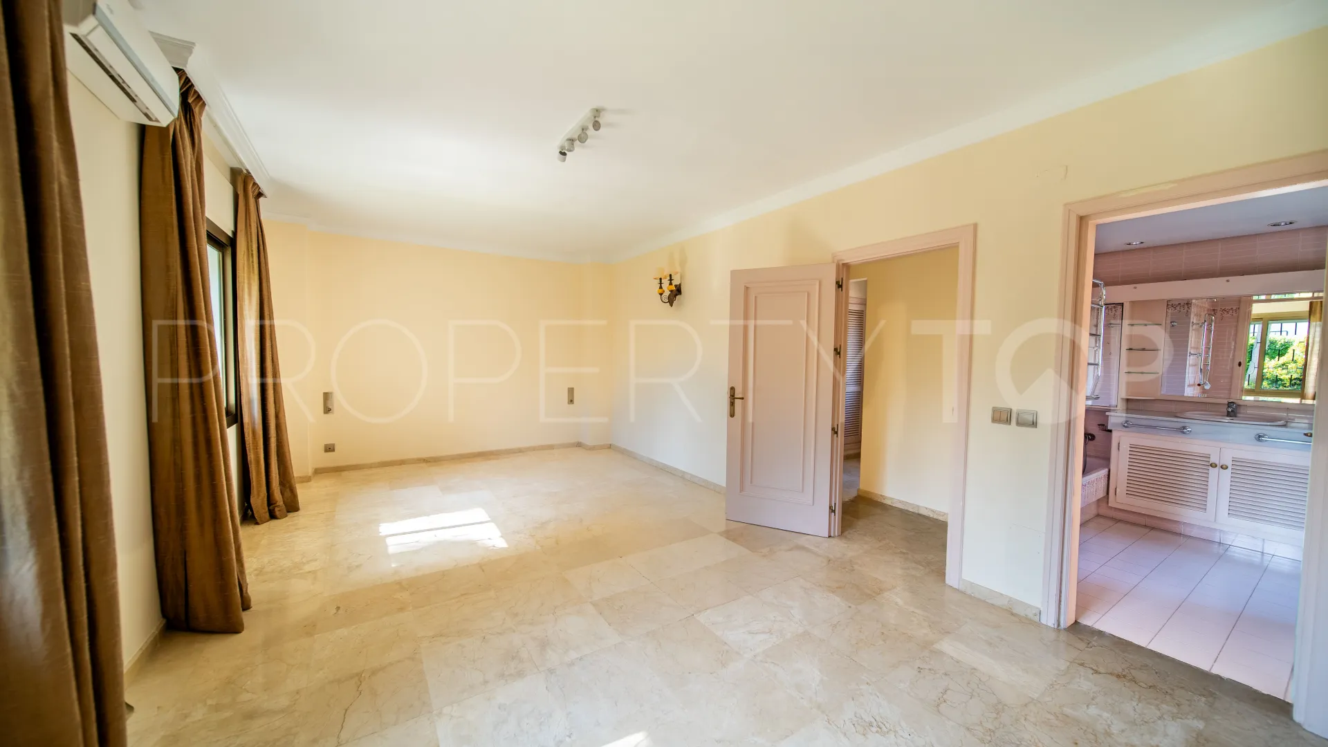 Villa en venta de 6 dormitorios en Los Monteros Playa