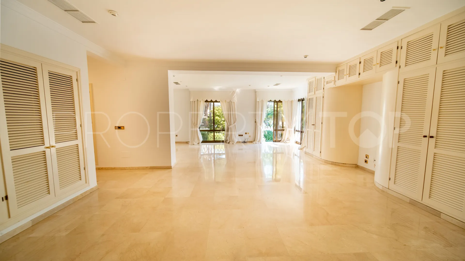 Villa en venta de 6 dormitorios en Los Monteros Playa