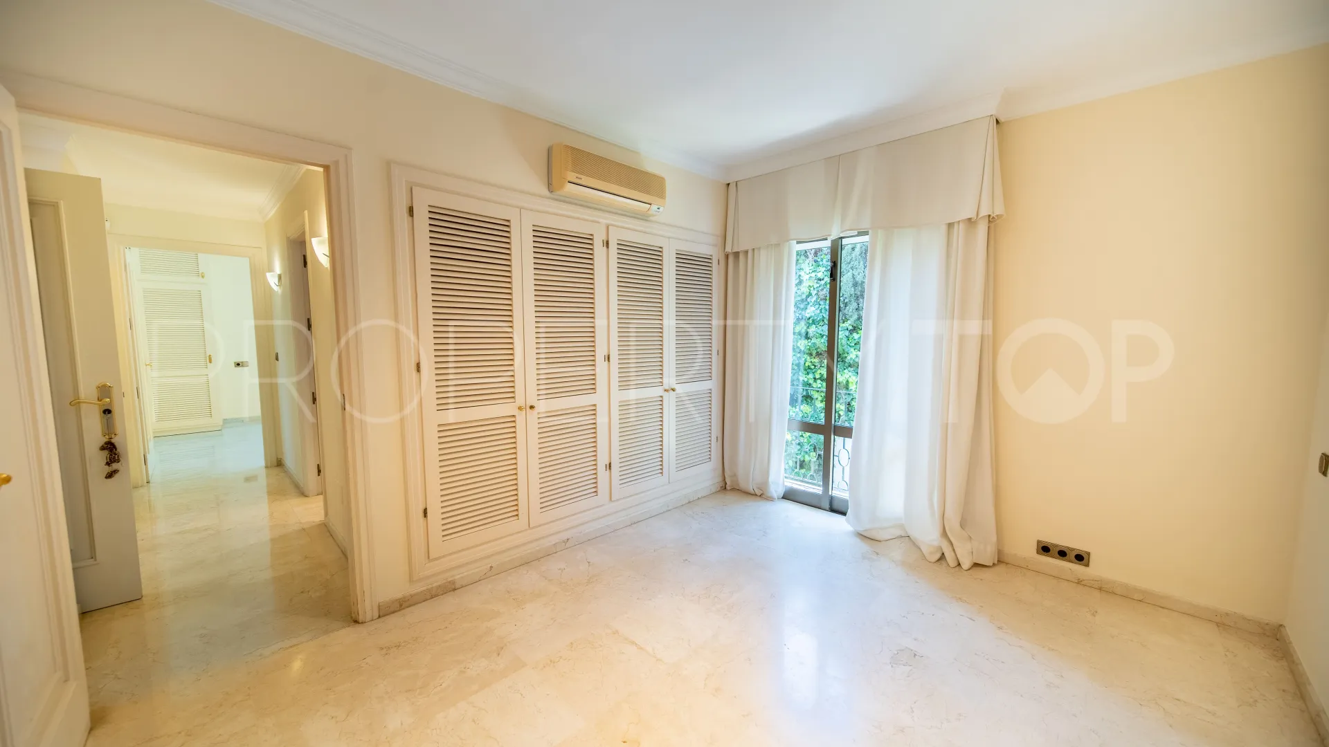 Villa en venta de 6 dormitorios en Los Monteros Playa