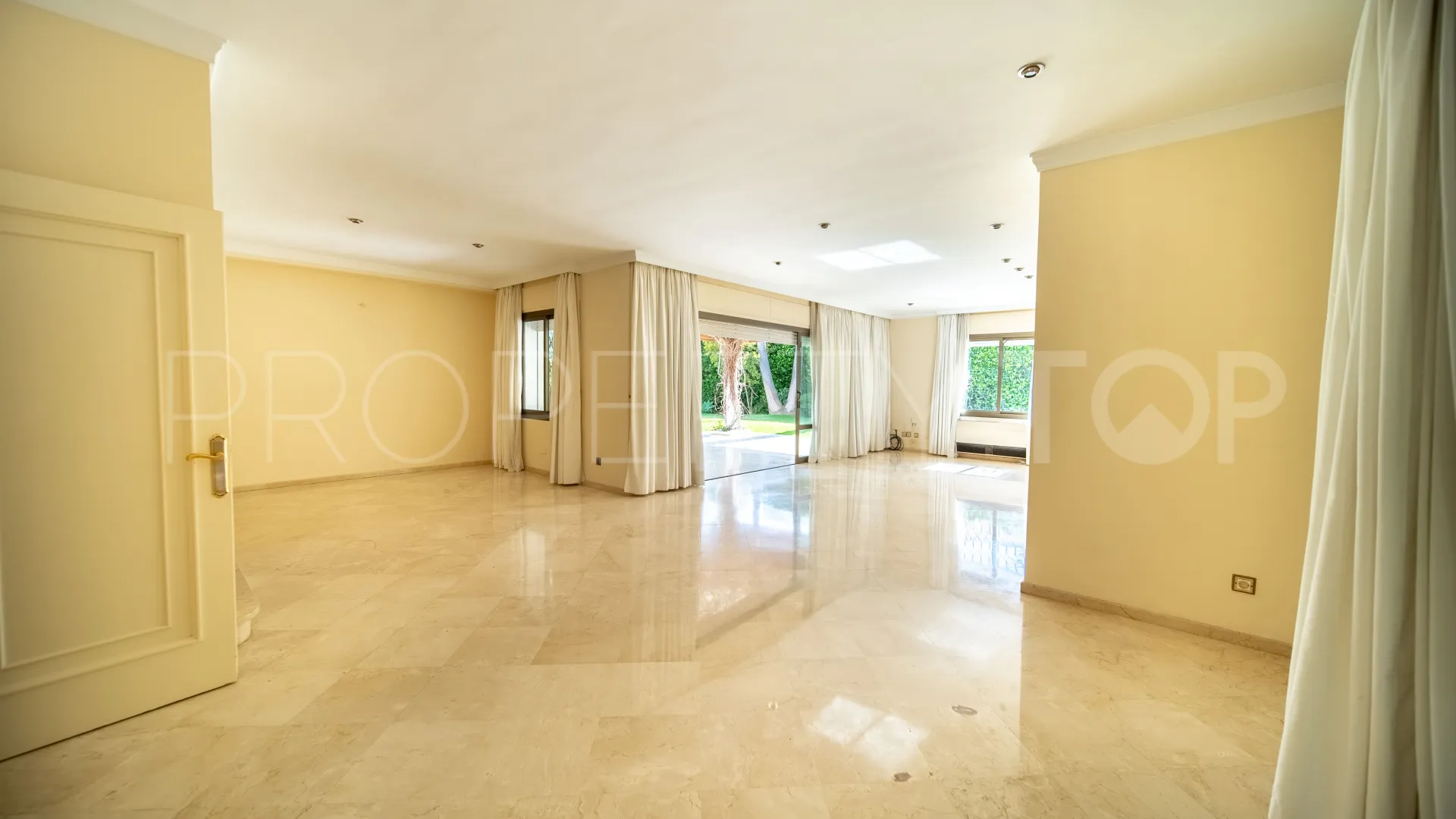 Villa en venta de 6 dormitorios en Los Monteros Playa