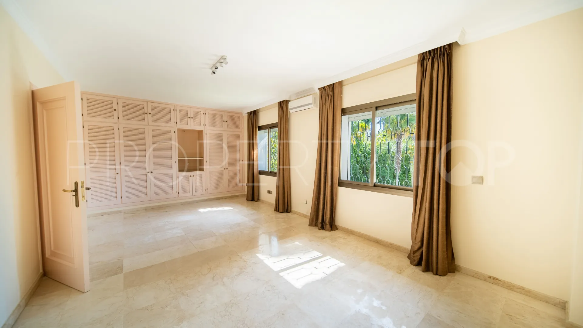 Villa en venta de 6 dormitorios en Los Monteros Playa