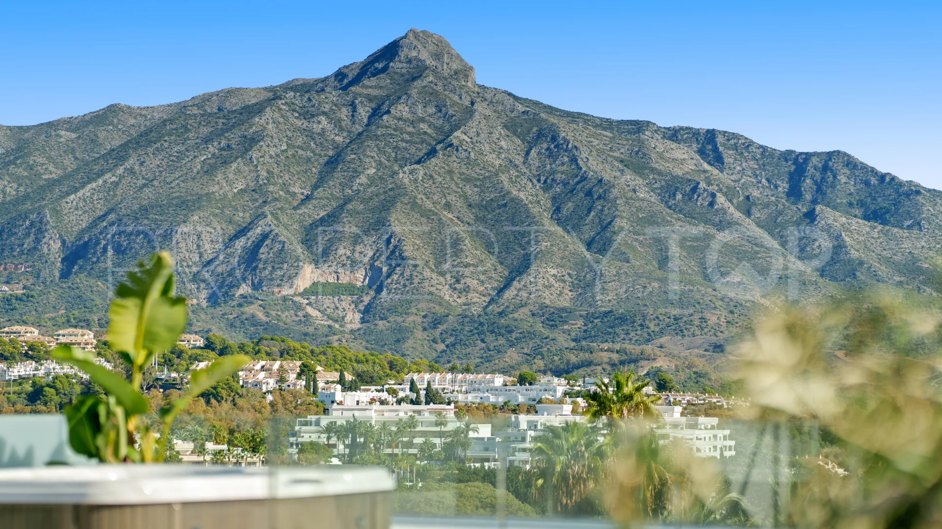 Villa for sale in Nueva Andalucia with 5 bedrooms