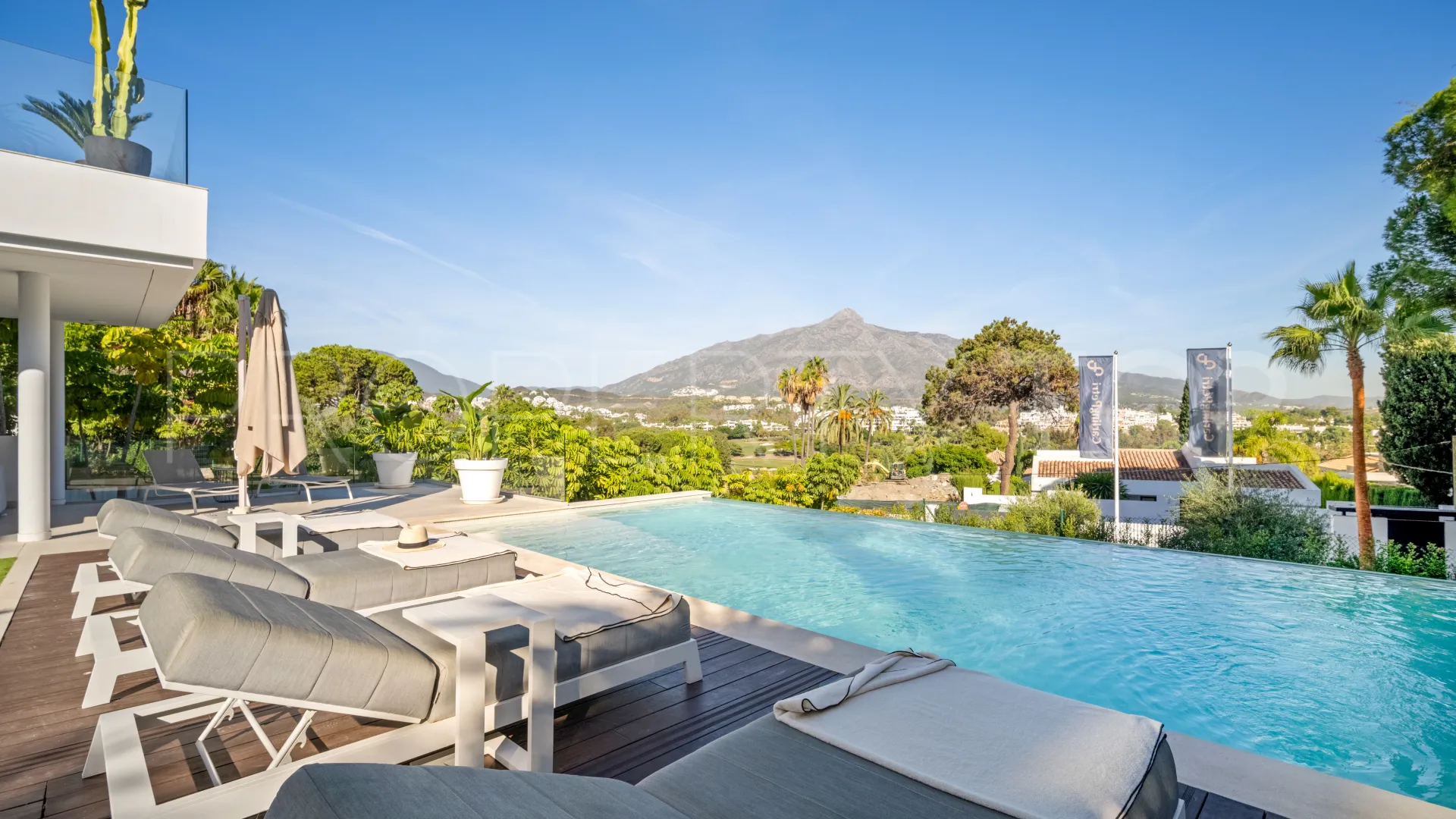 Villa for sale in Nueva Andalucia with 5 bedrooms