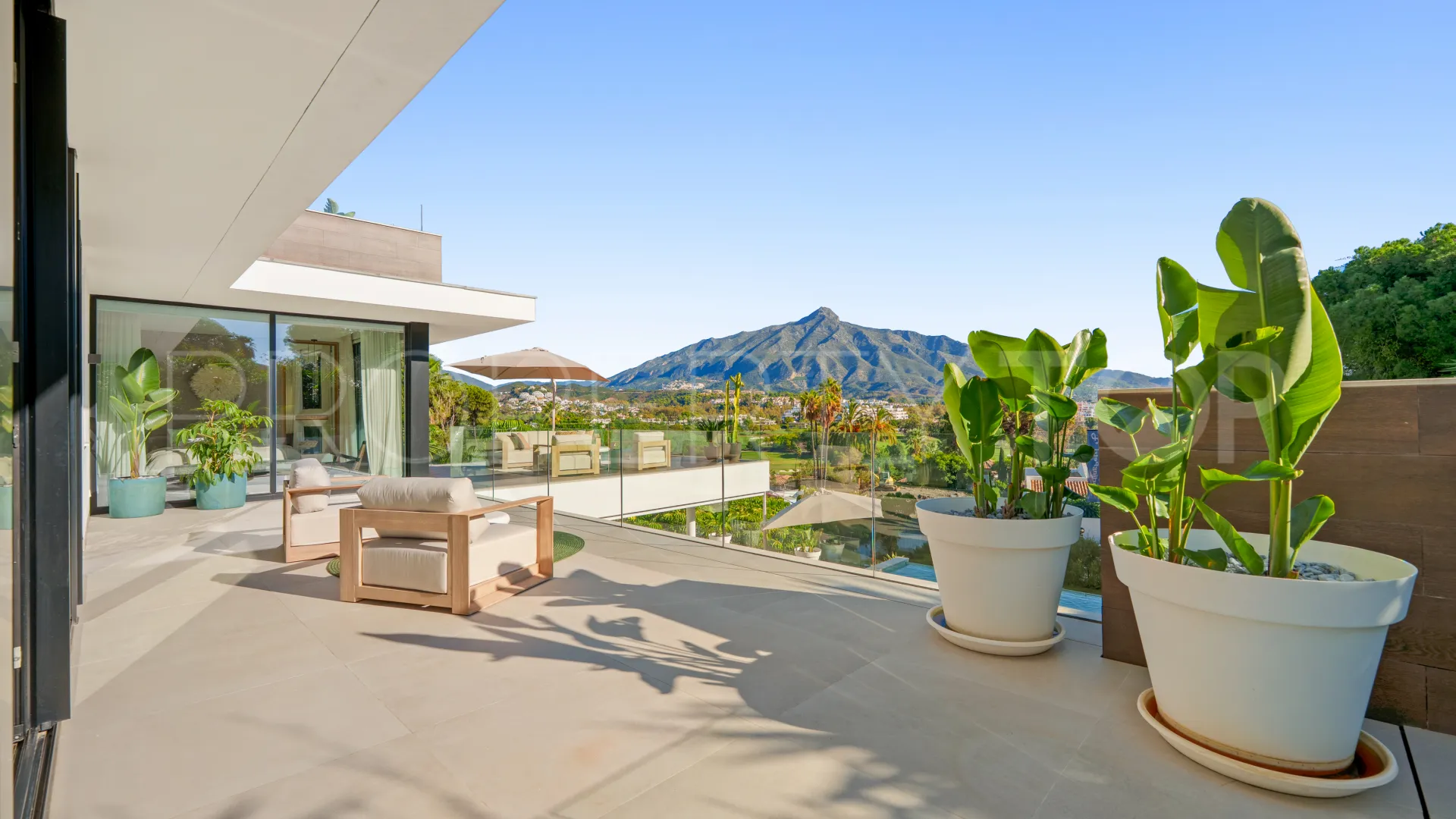 Villa for sale in Nueva Andalucia with 5 bedrooms