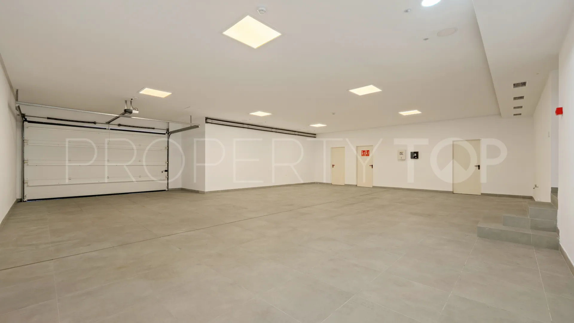 Villa for sale in Nueva Andalucia with 5 bedrooms