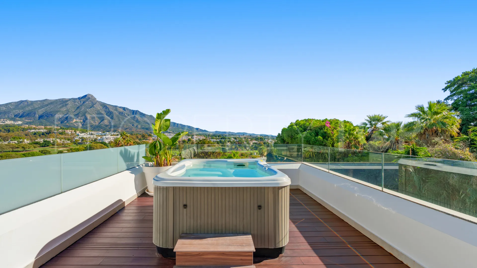 Villa for sale in Nueva Andalucia with 5 bedrooms