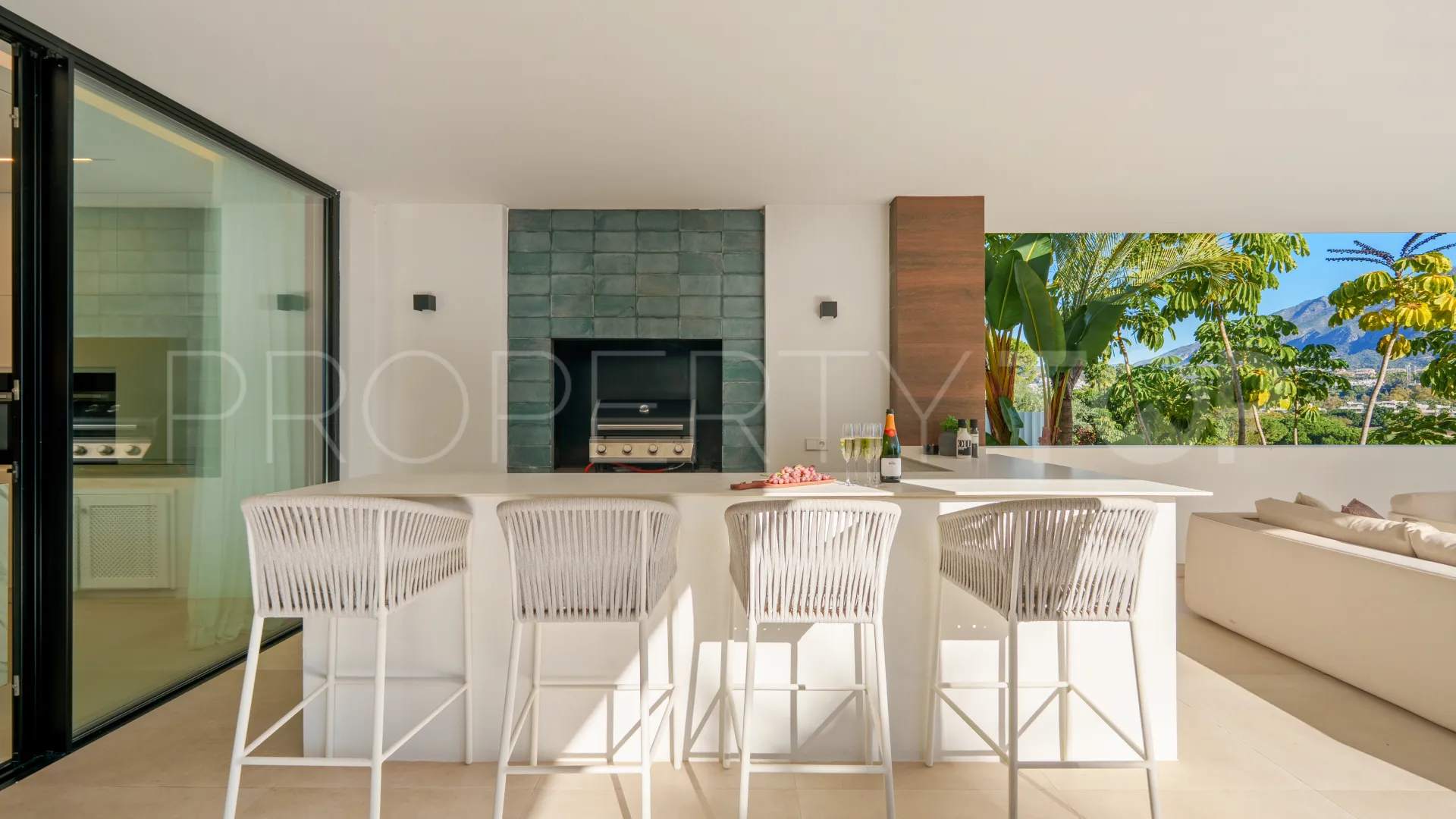 Villa for sale in Nueva Andalucia with 5 bedrooms