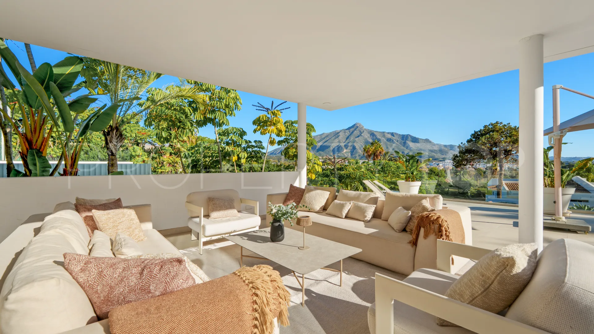 Villa for sale in Nueva Andalucia with 5 bedrooms