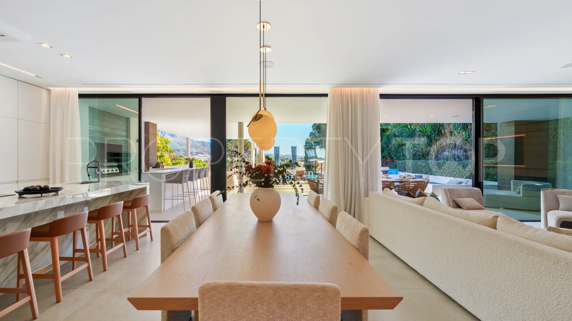 Villa for sale in Nueva Andalucia with 5 bedrooms