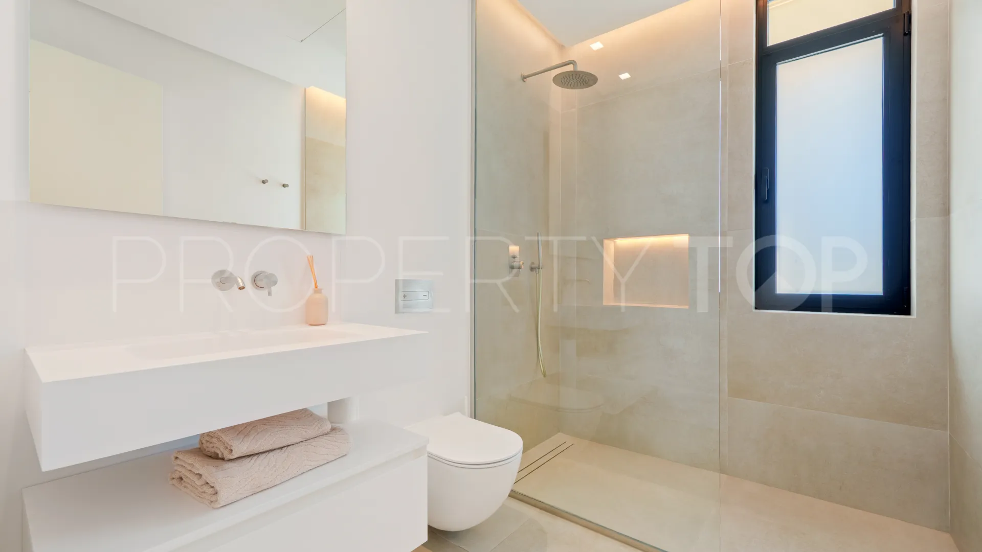 Villa for sale in Nueva Andalucia with 5 bedrooms