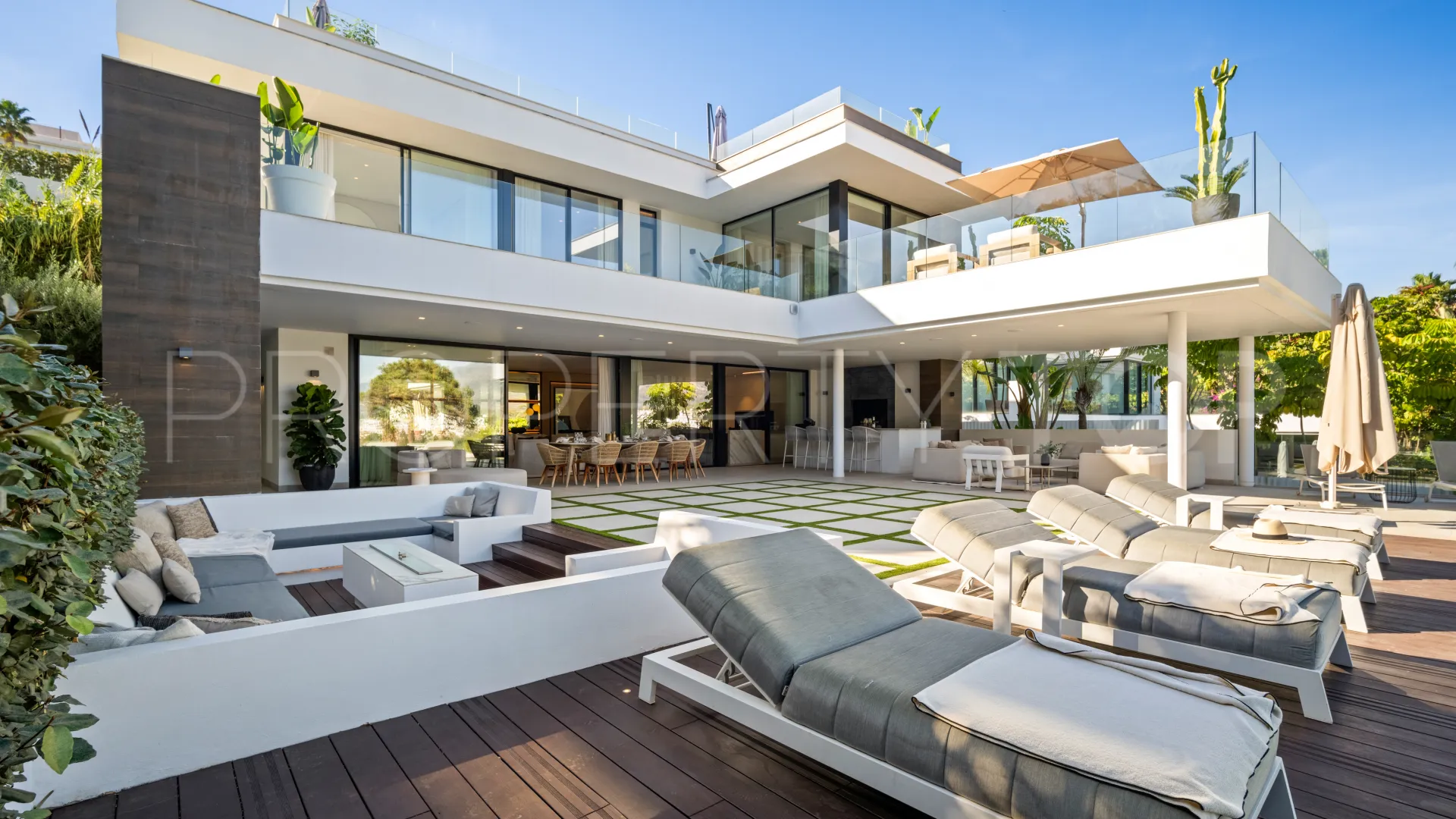 Villa for sale in Nueva Andalucia with 5 bedrooms