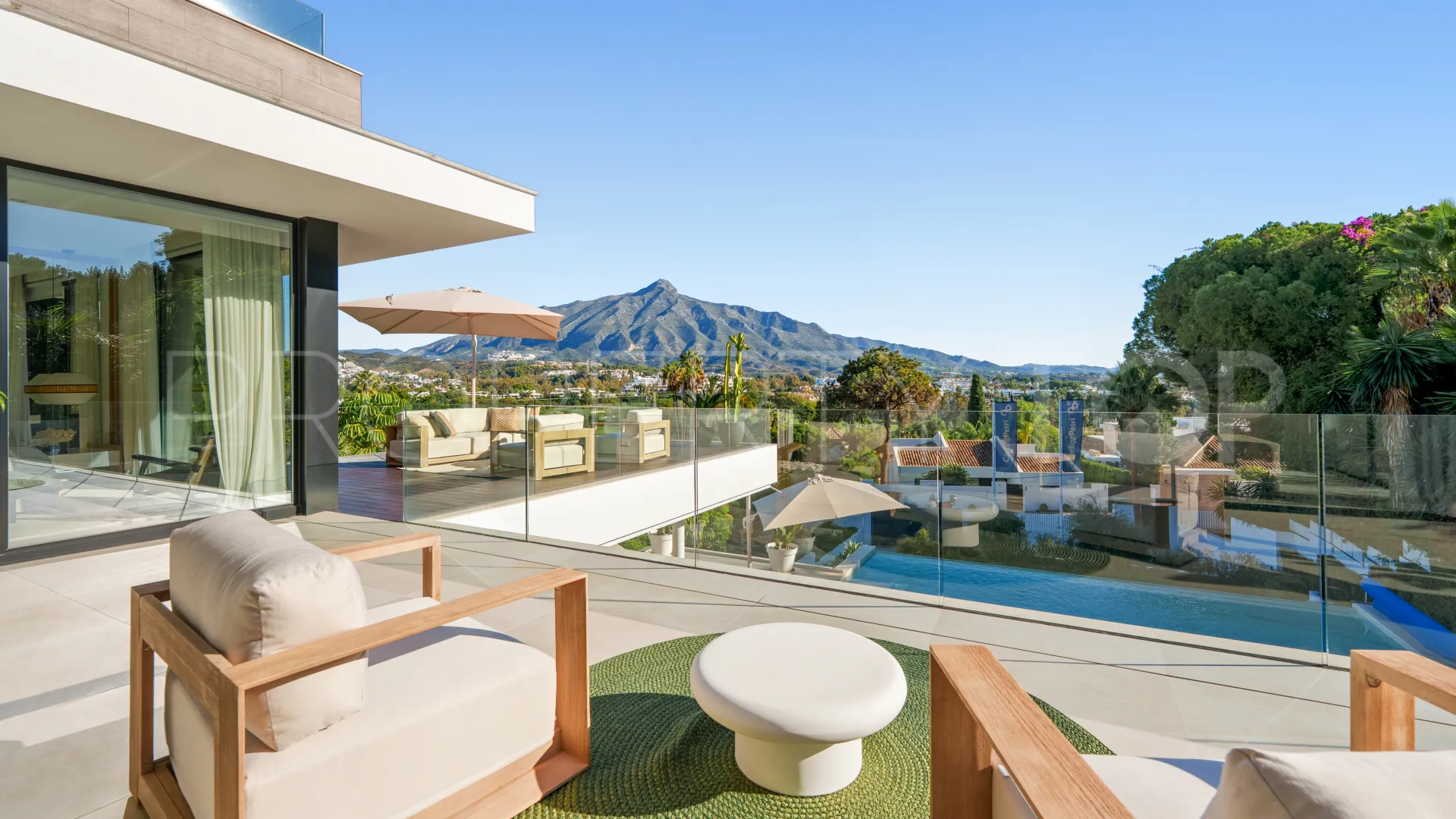 Villa for sale in Nueva Andalucia with 5 bedrooms