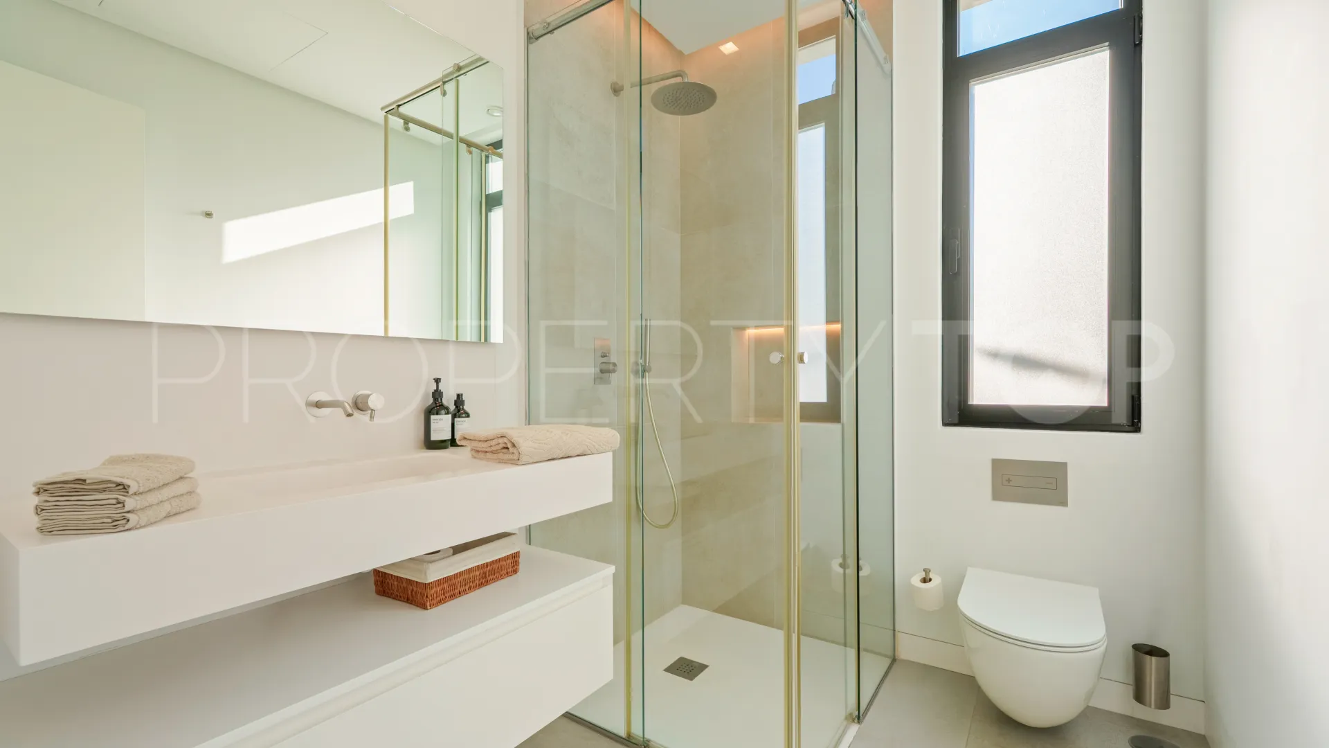 Villa for sale in Nueva Andalucia with 5 bedrooms