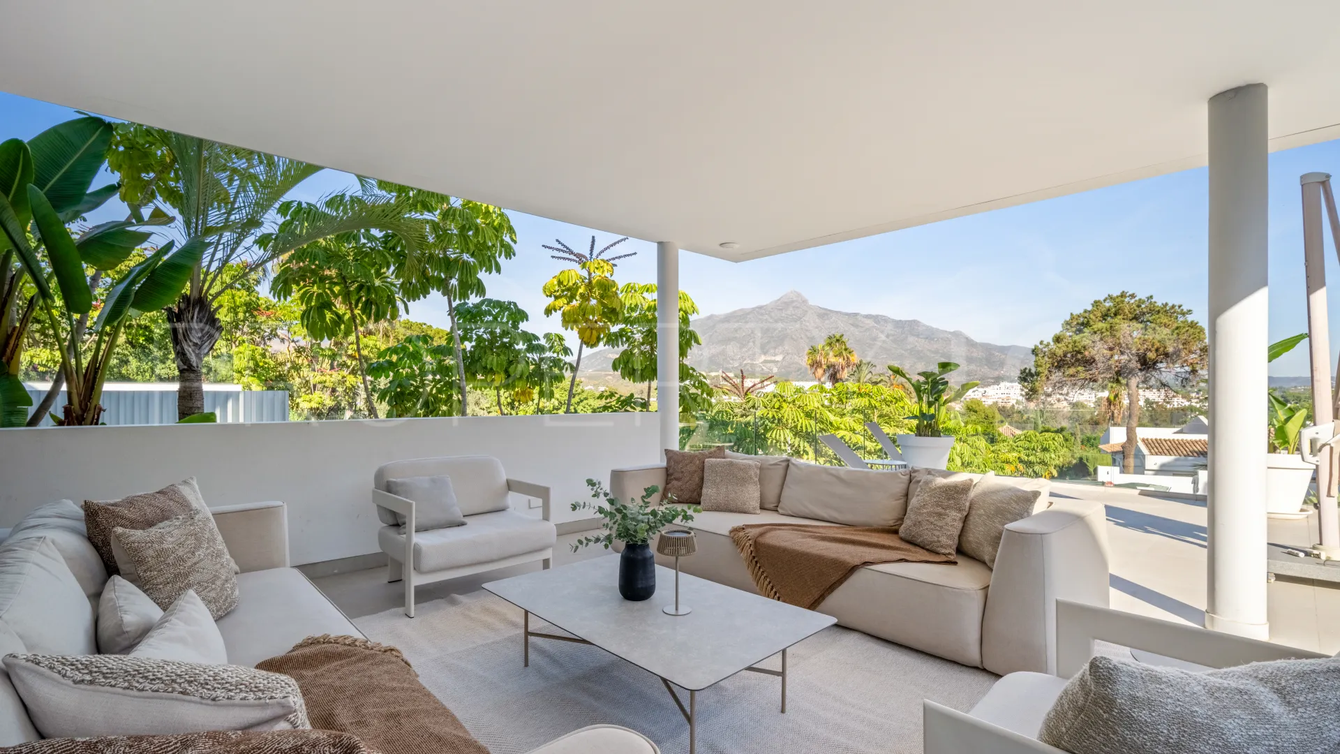 Villa for sale in Nueva Andalucia with 5 bedrooms