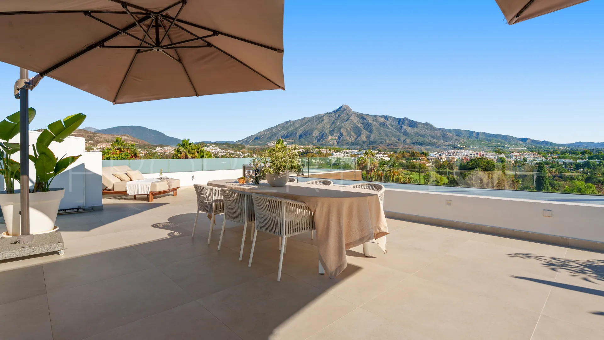 Villa for sale in Nueva Andalucia with 5 bedrooms