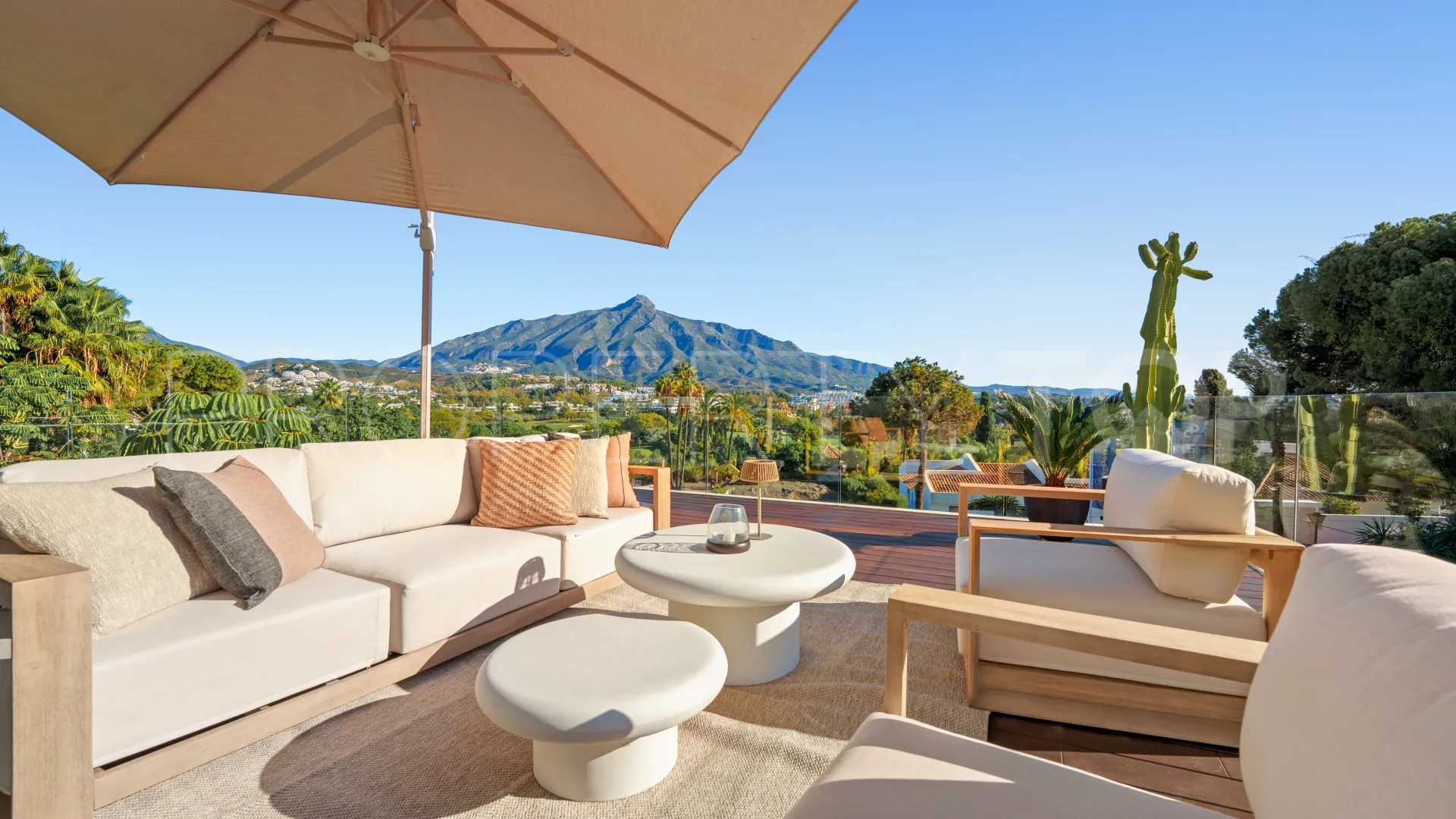 Villa for sale in Nueva Andalucia with 5 bedrooms
