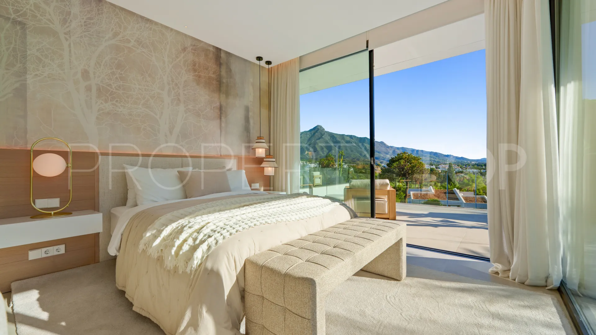 Villa for sale in Nueva Andalucia with 5 bedrooms