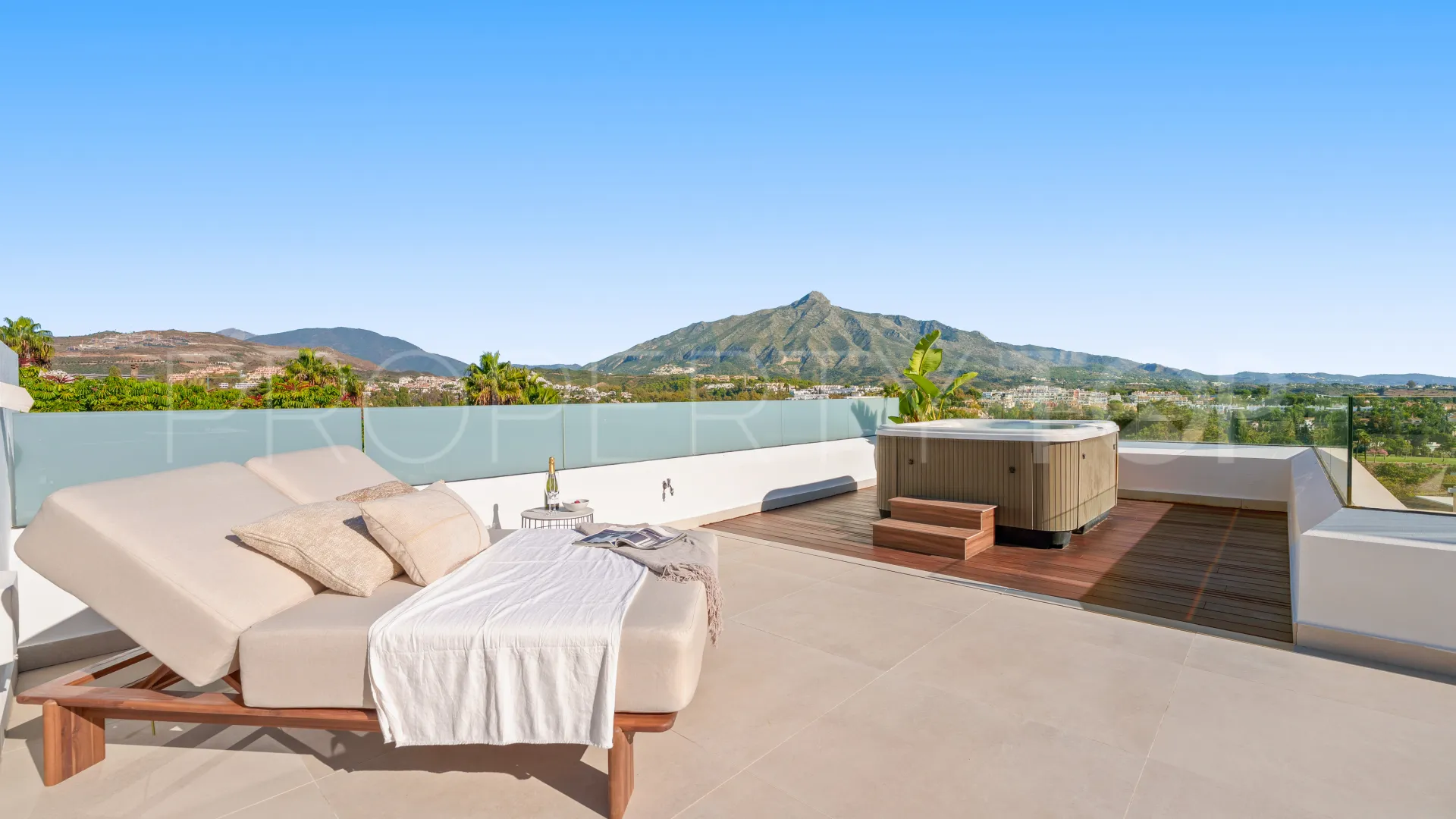Villa for sale in Nueva Andalucia with 5 bedrooms