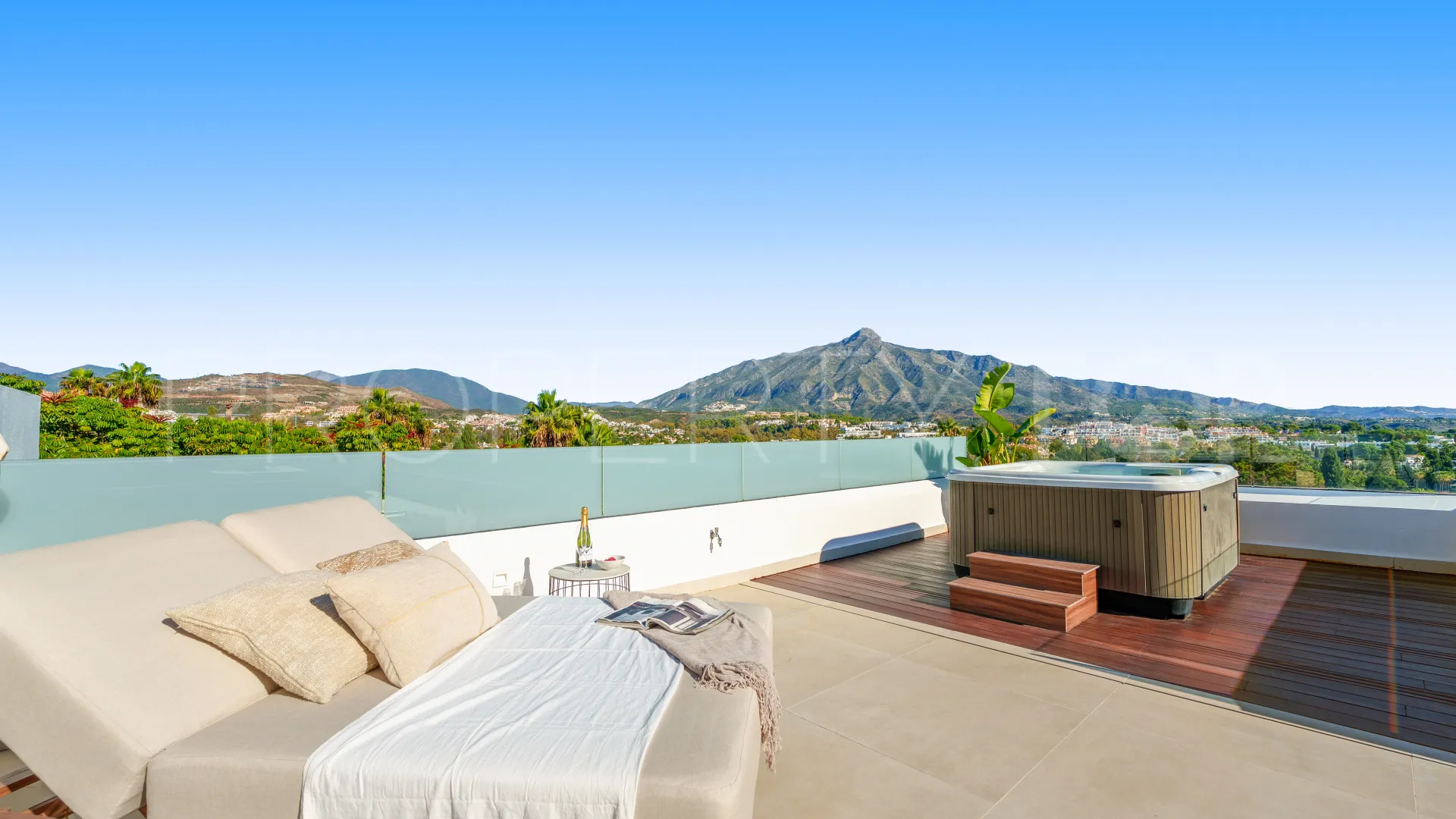 Villa for sale in Nueva Andalucia with 5 bedrooms