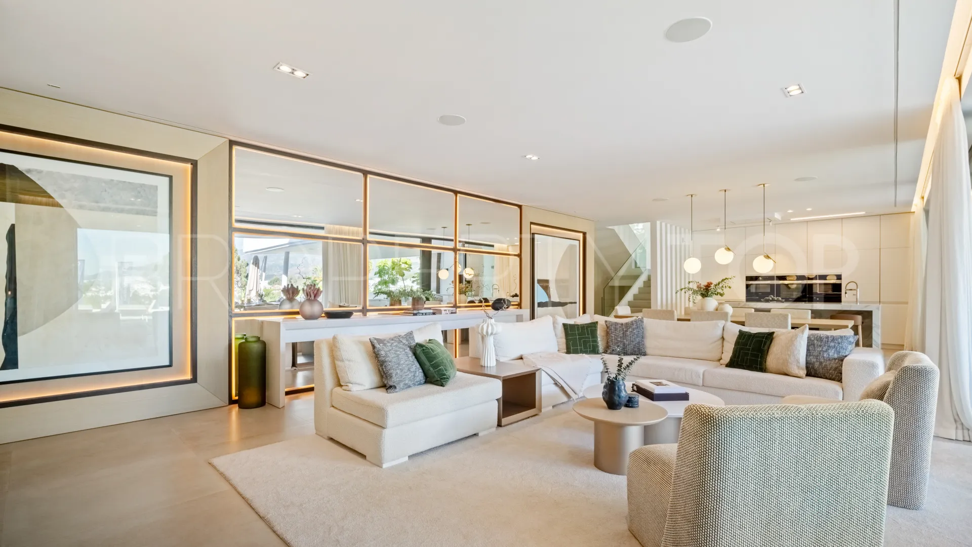 Villa for sale in Nueva Andalucia with 5 bedrooms