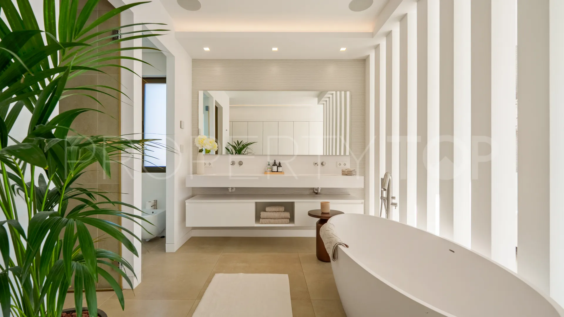 Villa for sale in Nueva Andalucia with 5 bedrooms