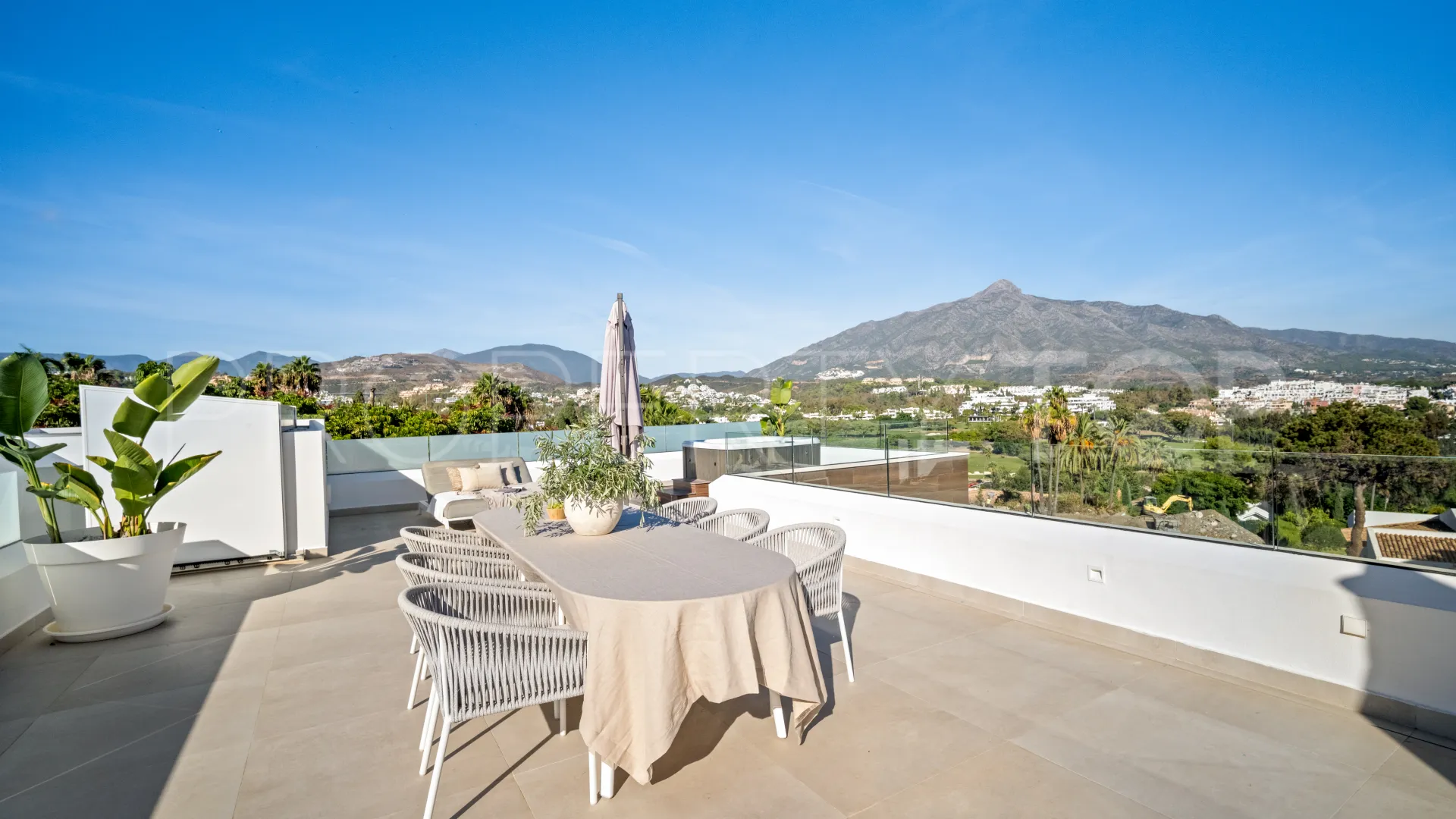 Villa for sale in Nueva Andalucia with 5 bedrooms