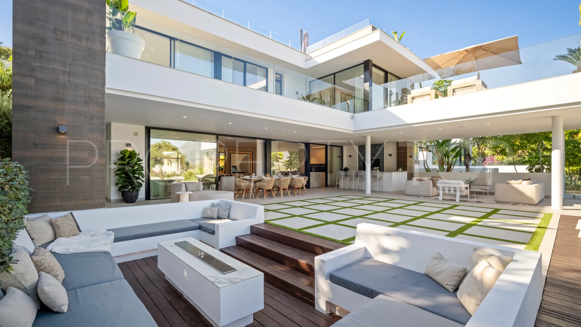 Villa for sale in Nueva Andalucia with 5 bedrooms