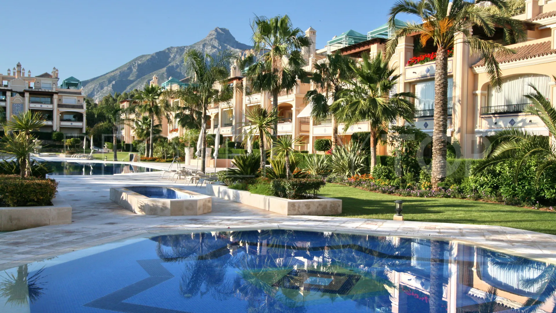 For sale Lomas de Sierra Blanca duplex with 3 bedrooms