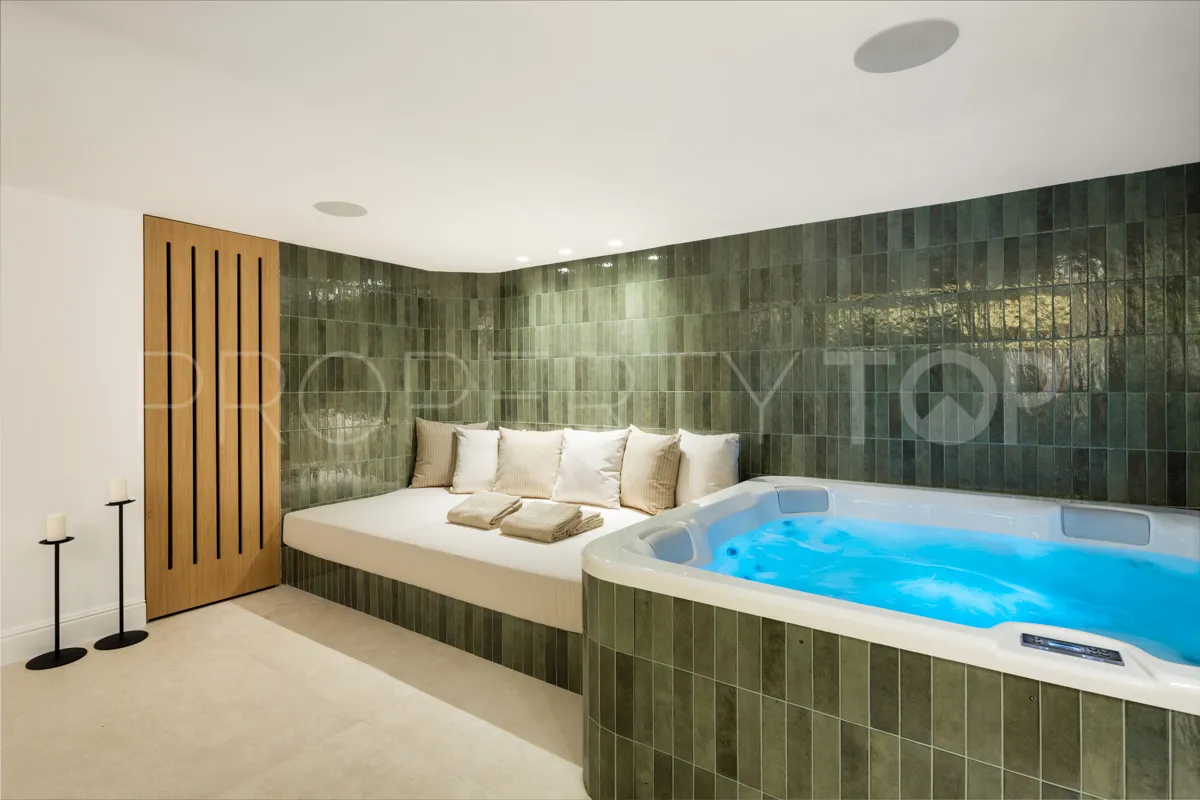 Buy Nueva Andalucia 5 bedrooms villa