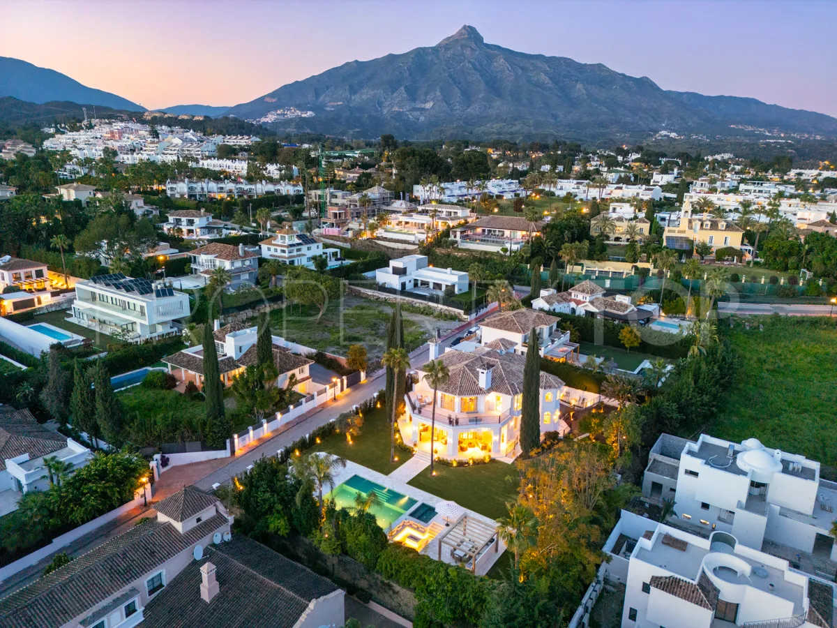 Buy Nueva Andalucia 5 bedrooms villa