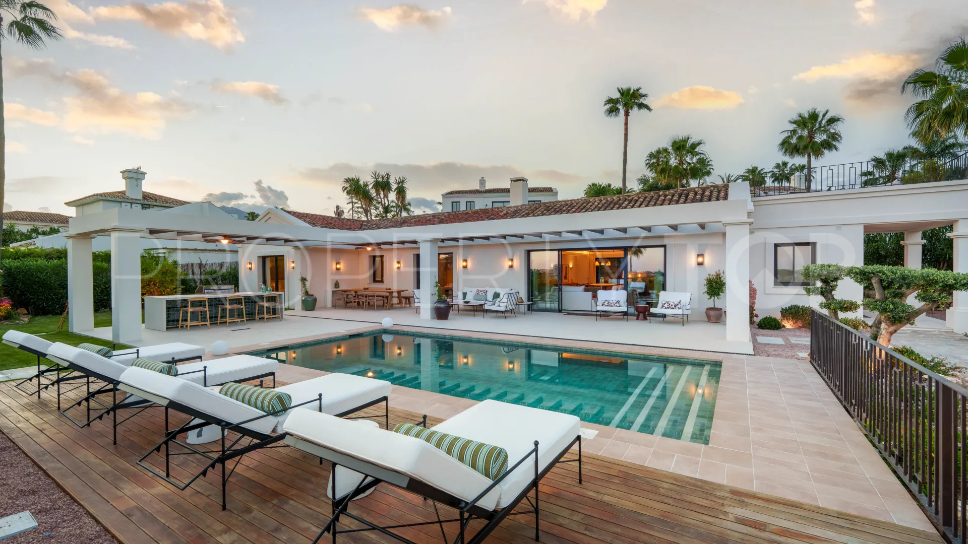 Villa with 4 bedrooms for sale in Nueva Andalucia