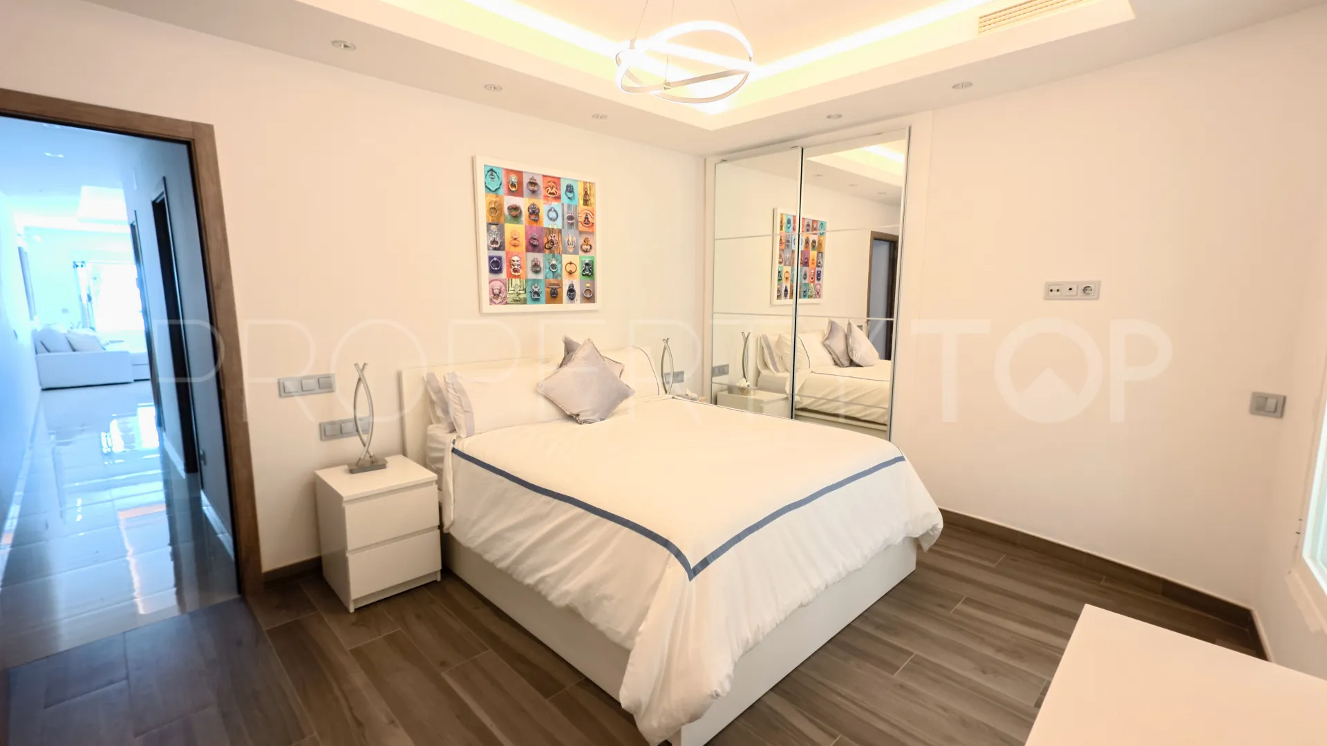 Apartamento de 2 dormitorios en venta en Marbella - Puerto Banus