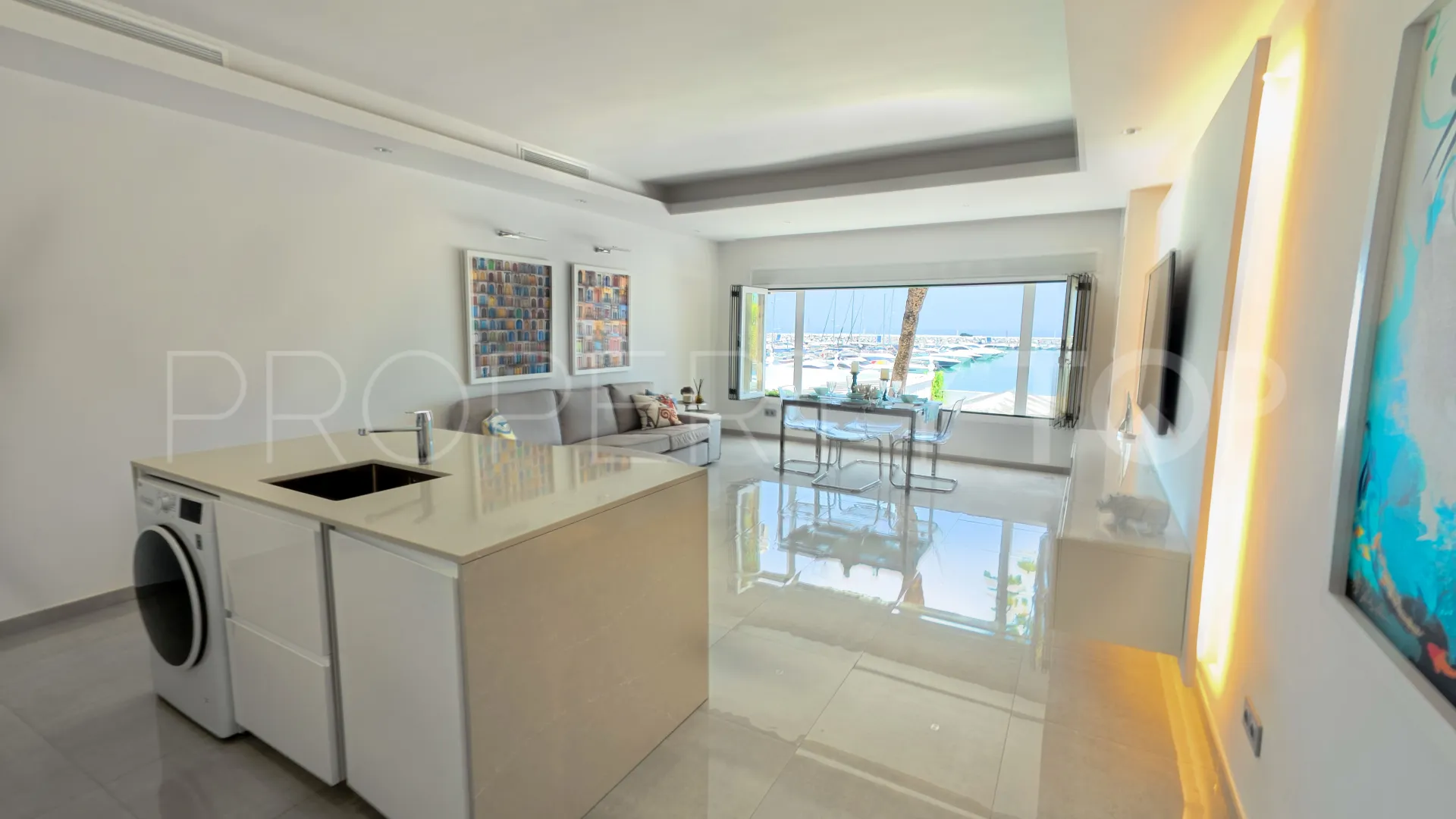 Apartamento de 2 dormitorios en venta en Marbella - Puerto Banus