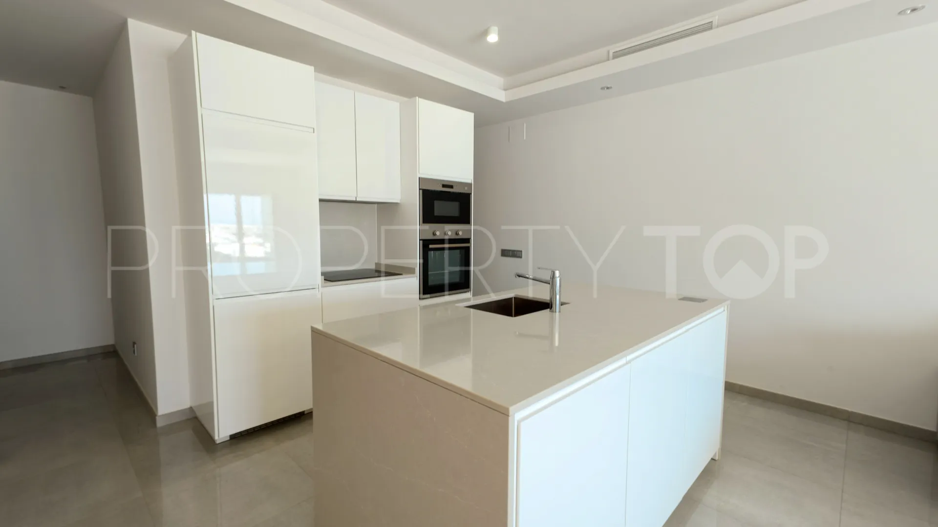 Apartamento de 2 dormitorios en venta en Marbella - Puerto Banus