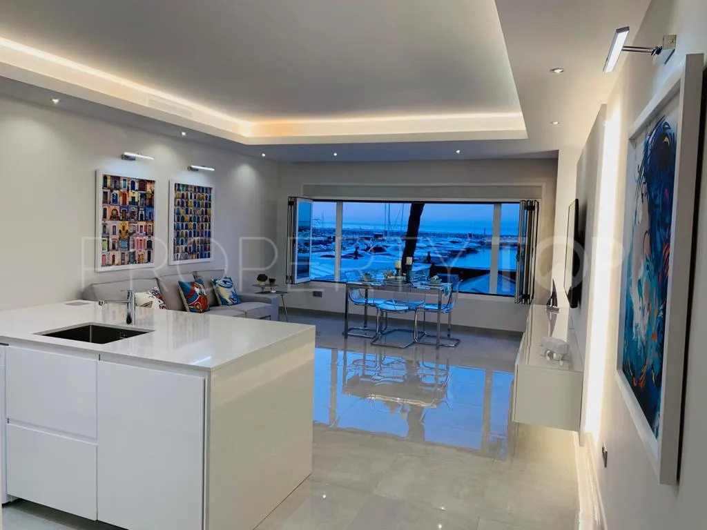 Apartamento de 2 dormitorios en venta en Marbella - Puerto Banus