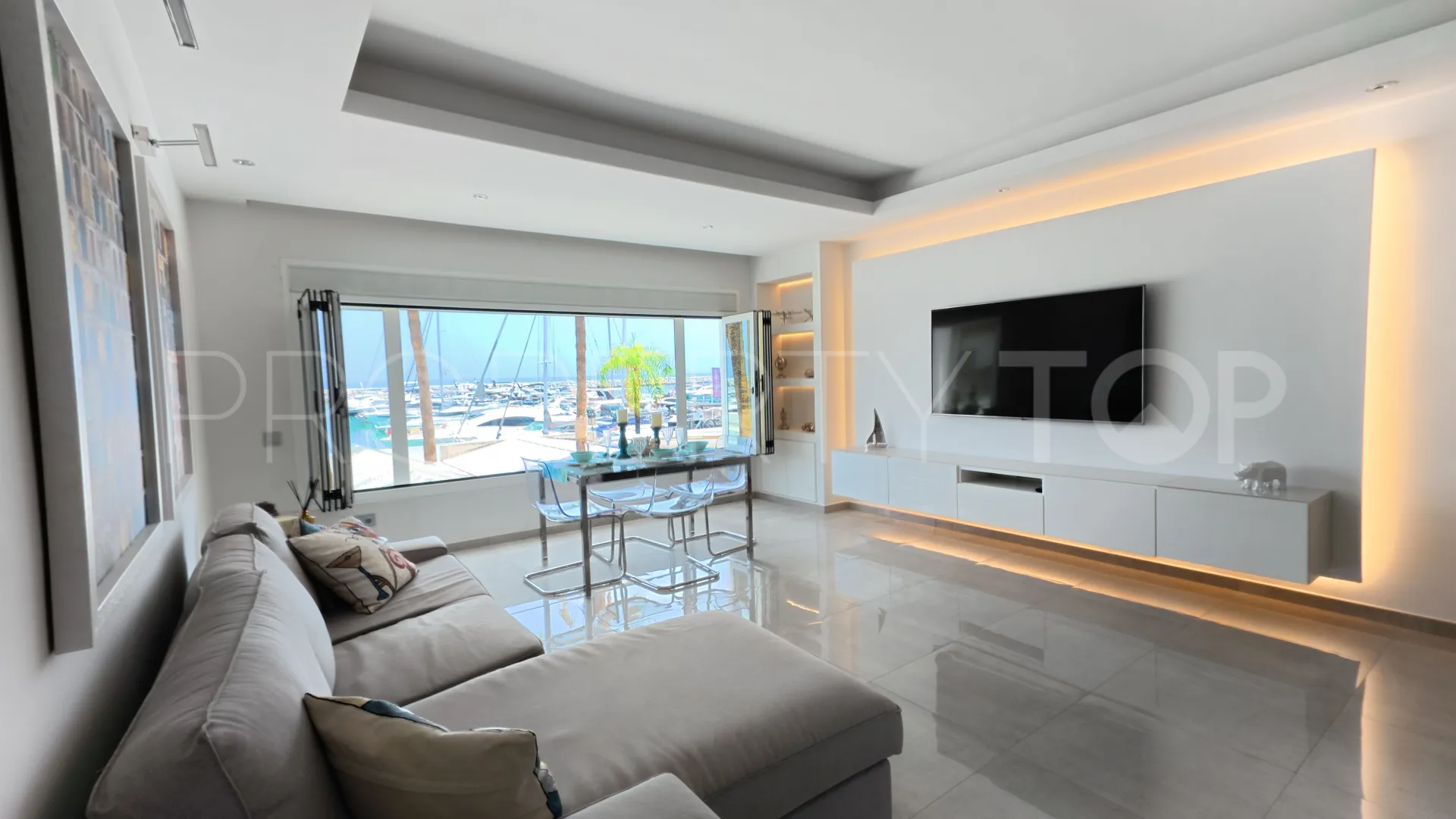 Apartamento de 2 dormitorios en venta en Marbella - Puerto Banus