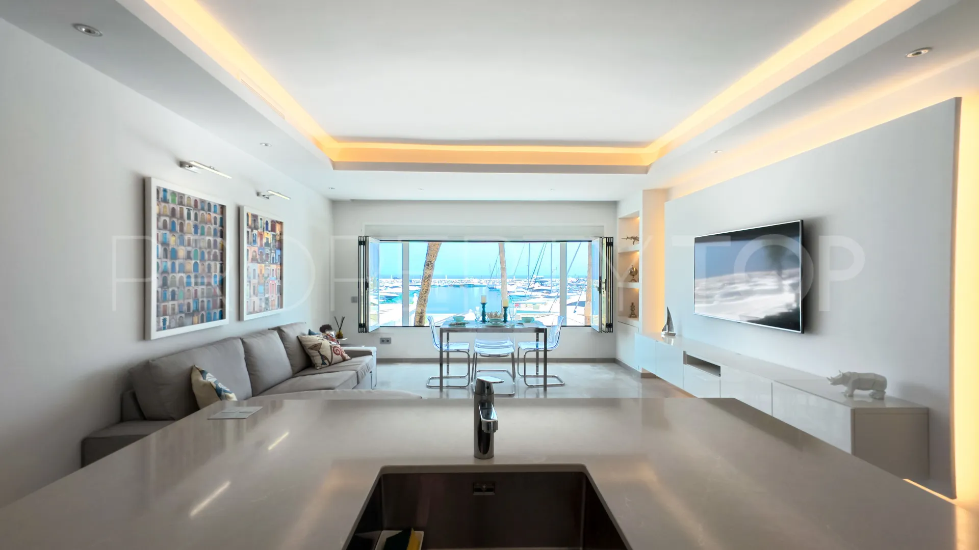Apartamento de 2 dormitorios en venta en Marbella - Puerto Banus