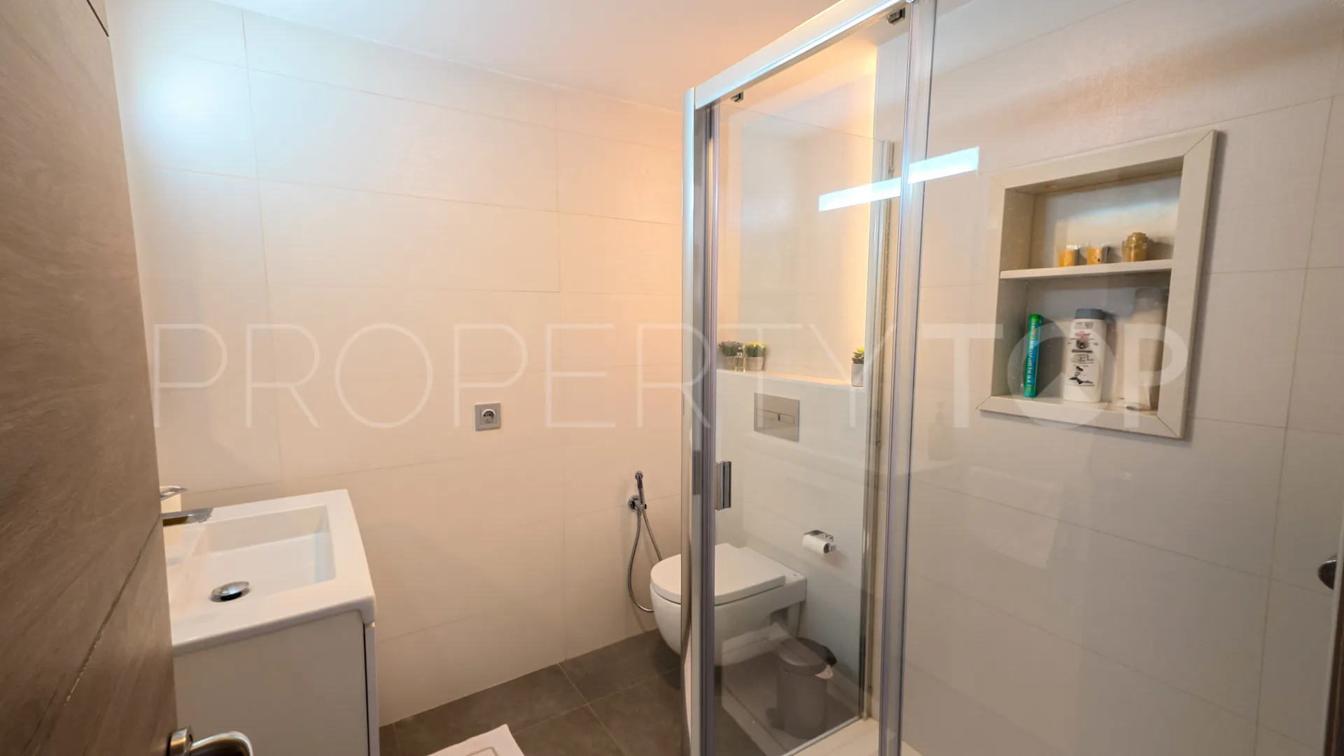 Apartamento de 2 dormitorios en venta en Marbella - Puerto Banus